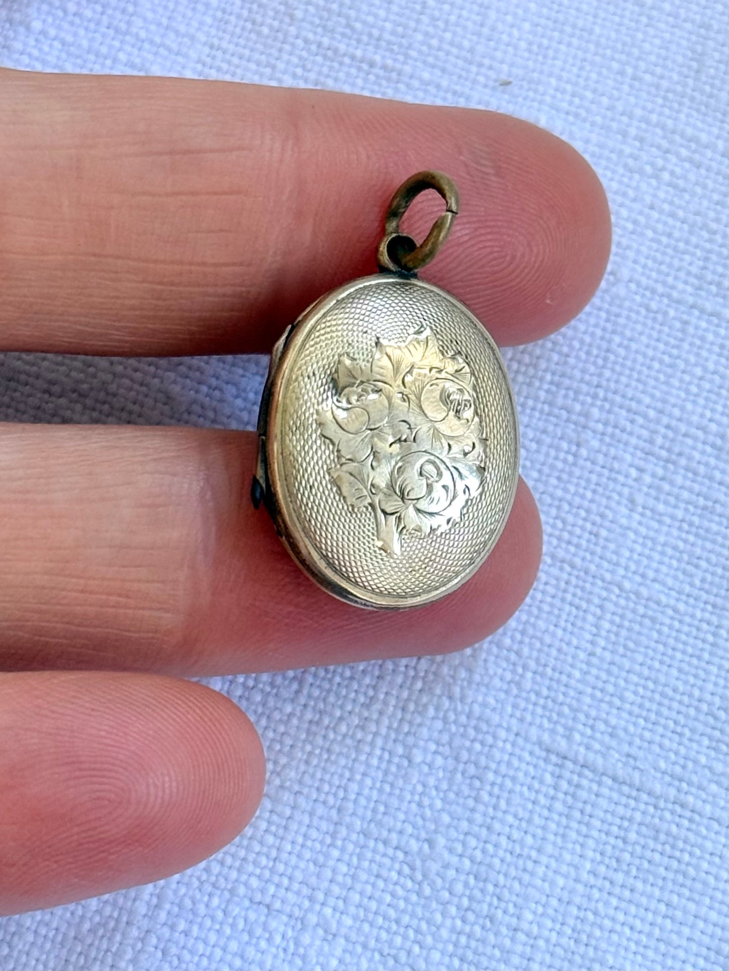 1900s .375 antique gold oval front and back Edwardian sweetheart floral engraved gold photo locket keepsake treasure