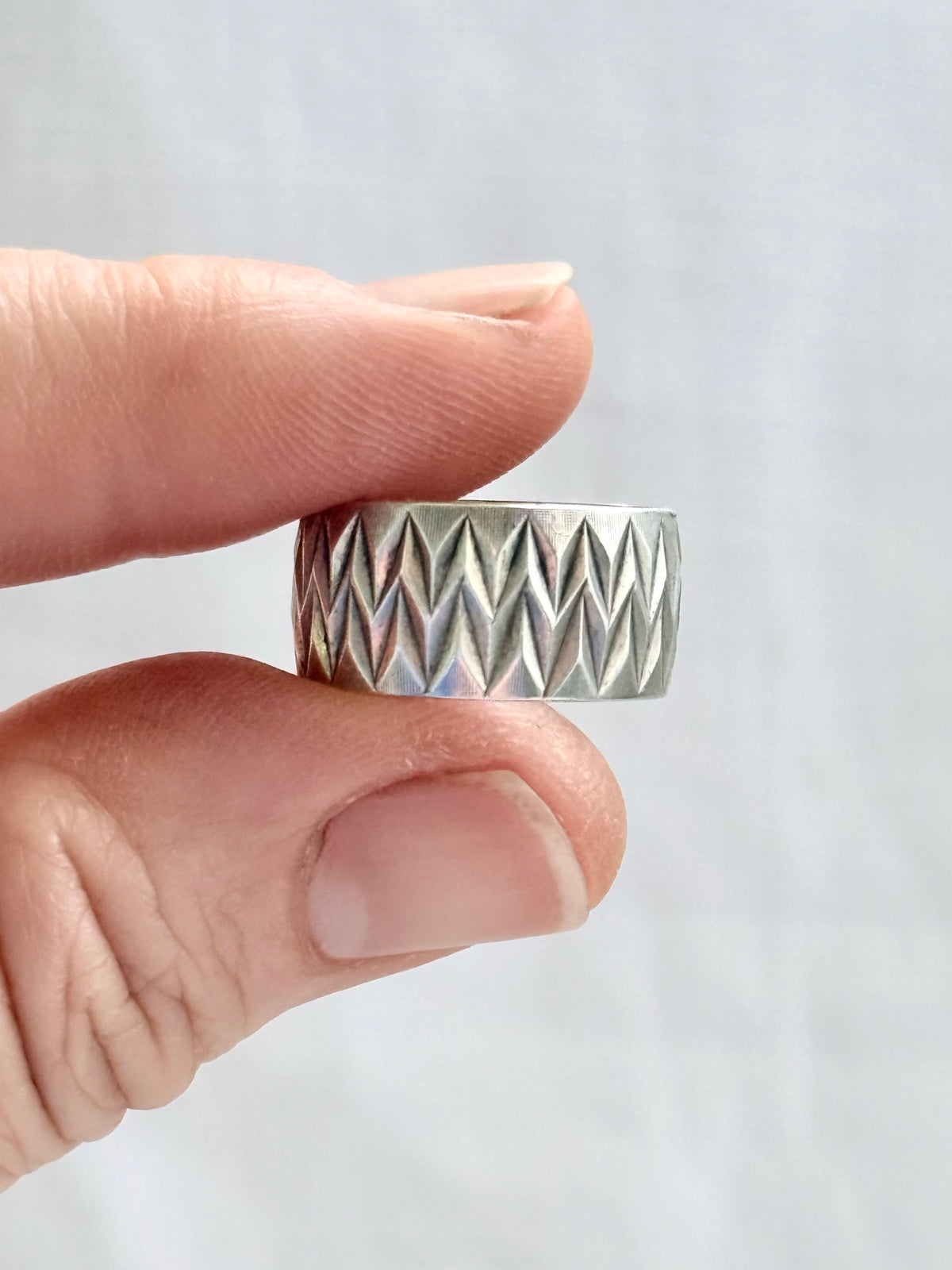 .1970s .925 Edwardian revival zigzag wide decorative engraved geometric etched sterling silver Cigar Band Ring
