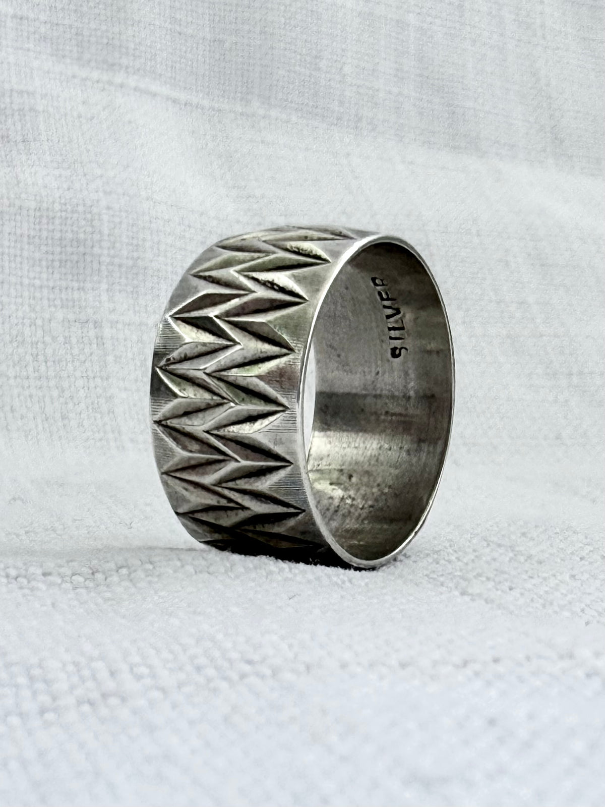 .1970s .925 Edwardian revival zigzag wide decorative engraved geometric etched sterling silver Cigar Band Ring
