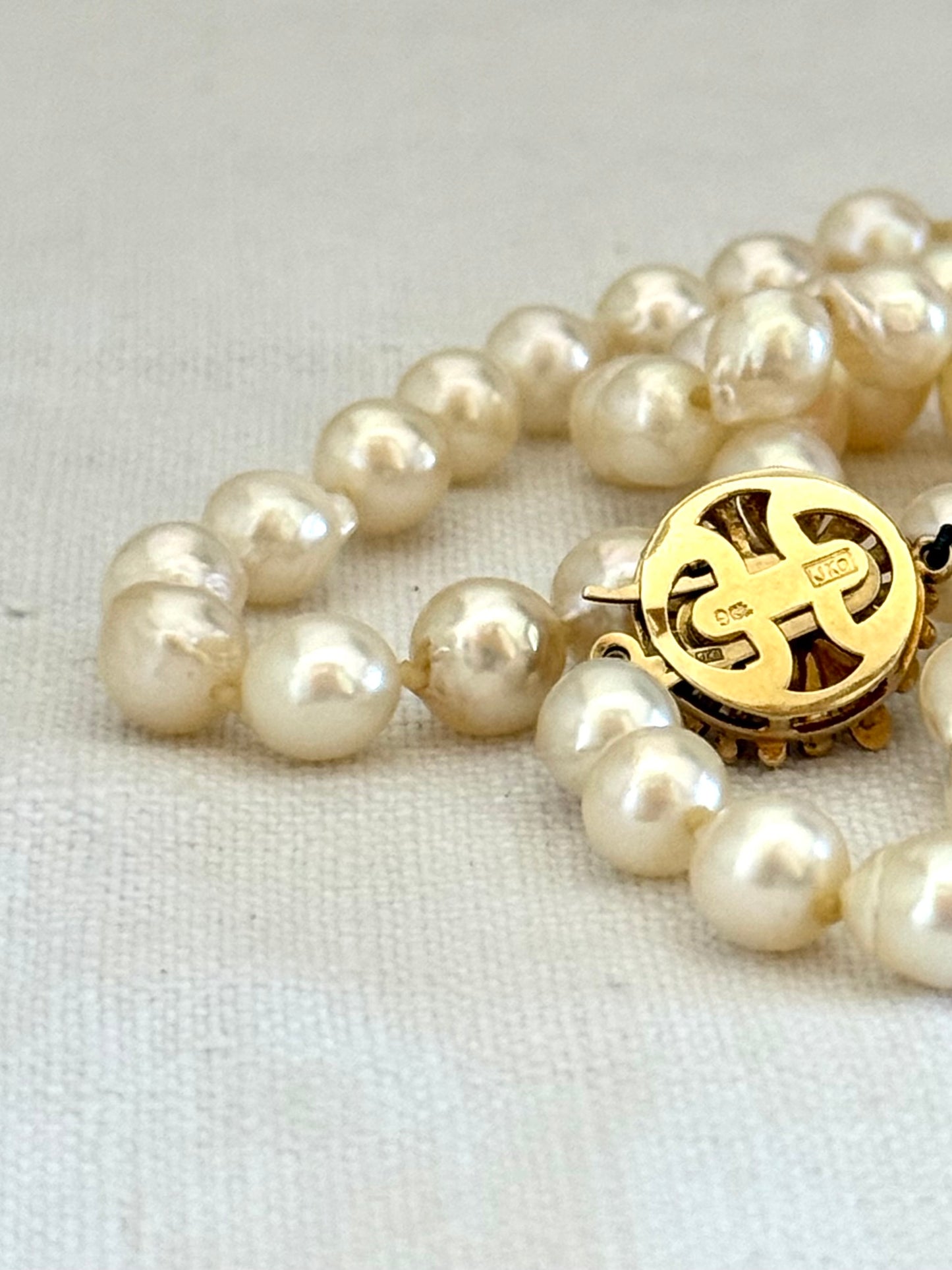 .1950s .375 .9ct heirloom gold clasp and luscious pearlescent pearl string necklace