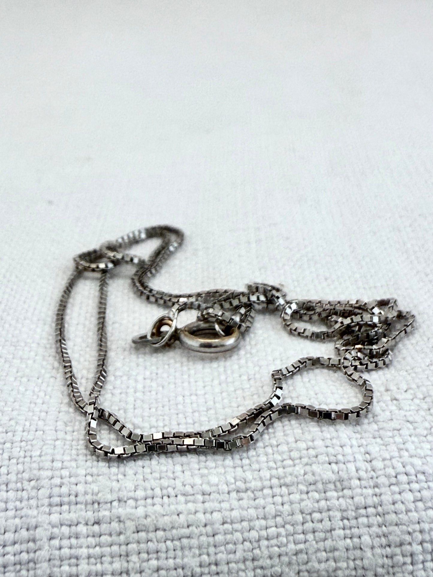 .1970s 375 9ct white gold modernist luxury box chain necklace