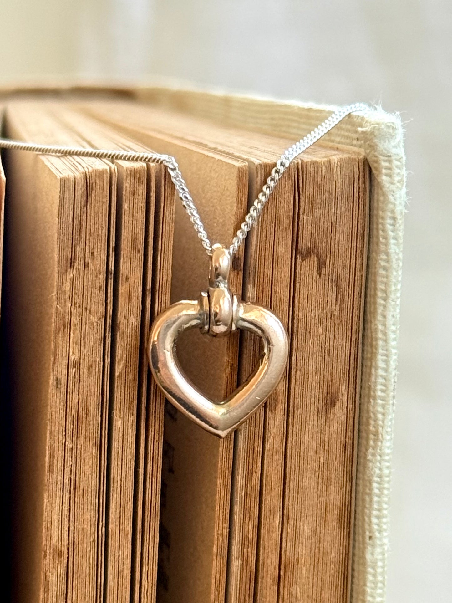 .1900s .375 .9ct solid gold heart pendant on sterling silver chain necklace