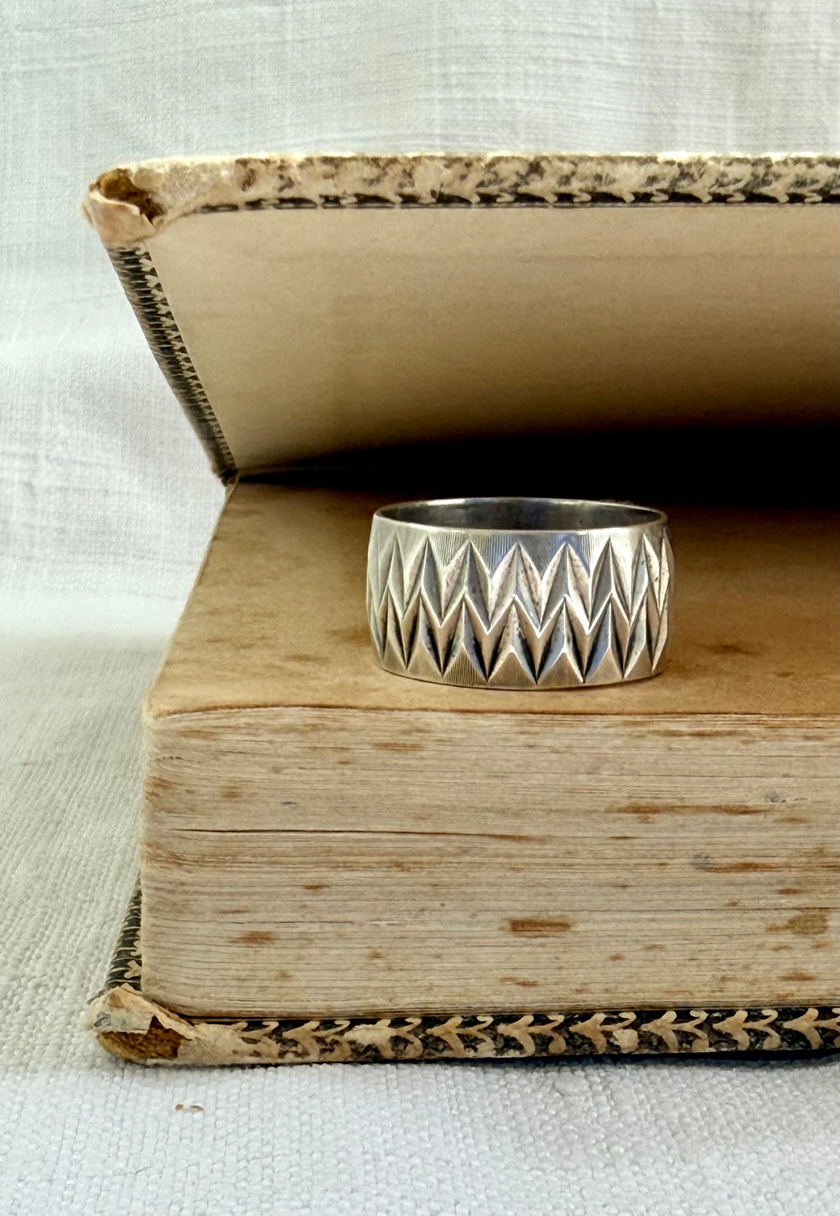 .1970s .925 Edwardian revival zigzag wide decorative engraved geometric etched sterling silver Cigar Band Ring