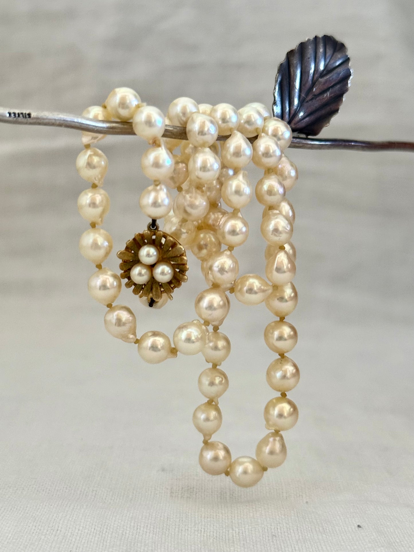 .1950s .375 .9ct heirloom gold clasp and luscious pearlescent pearl string necklace