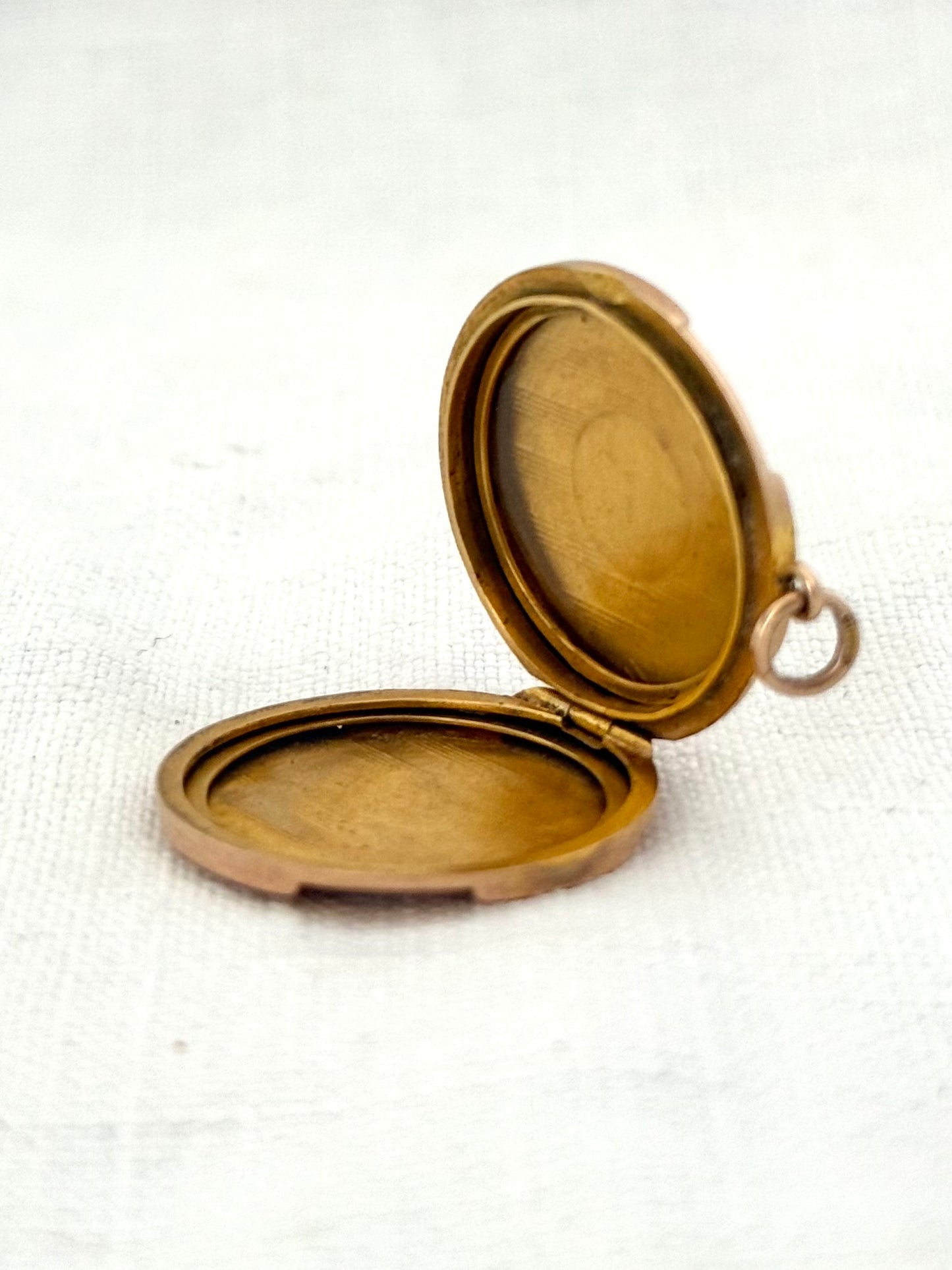 .1915 .375 .9ct antique rose gold Edwardian round pin stripe memory keepsake rose gold photo locket