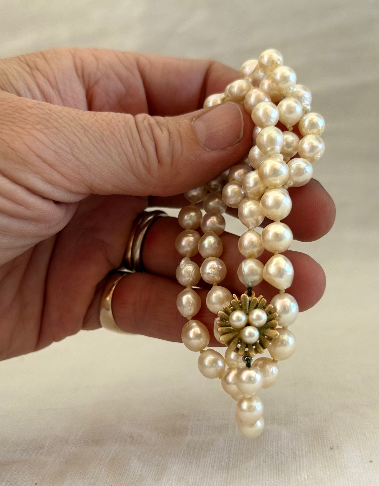 .1950s .375 .9ct heirloom gold clasp and luscious pearlescent pearl string necklace