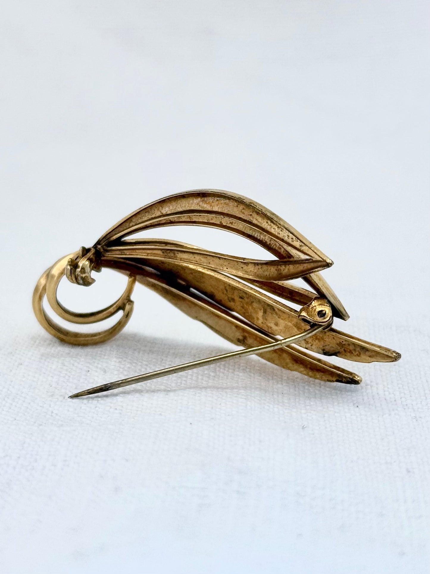 .1950s era German rolled gold vintage Mid Century Modern gold leaf textured warm gold brooch pin