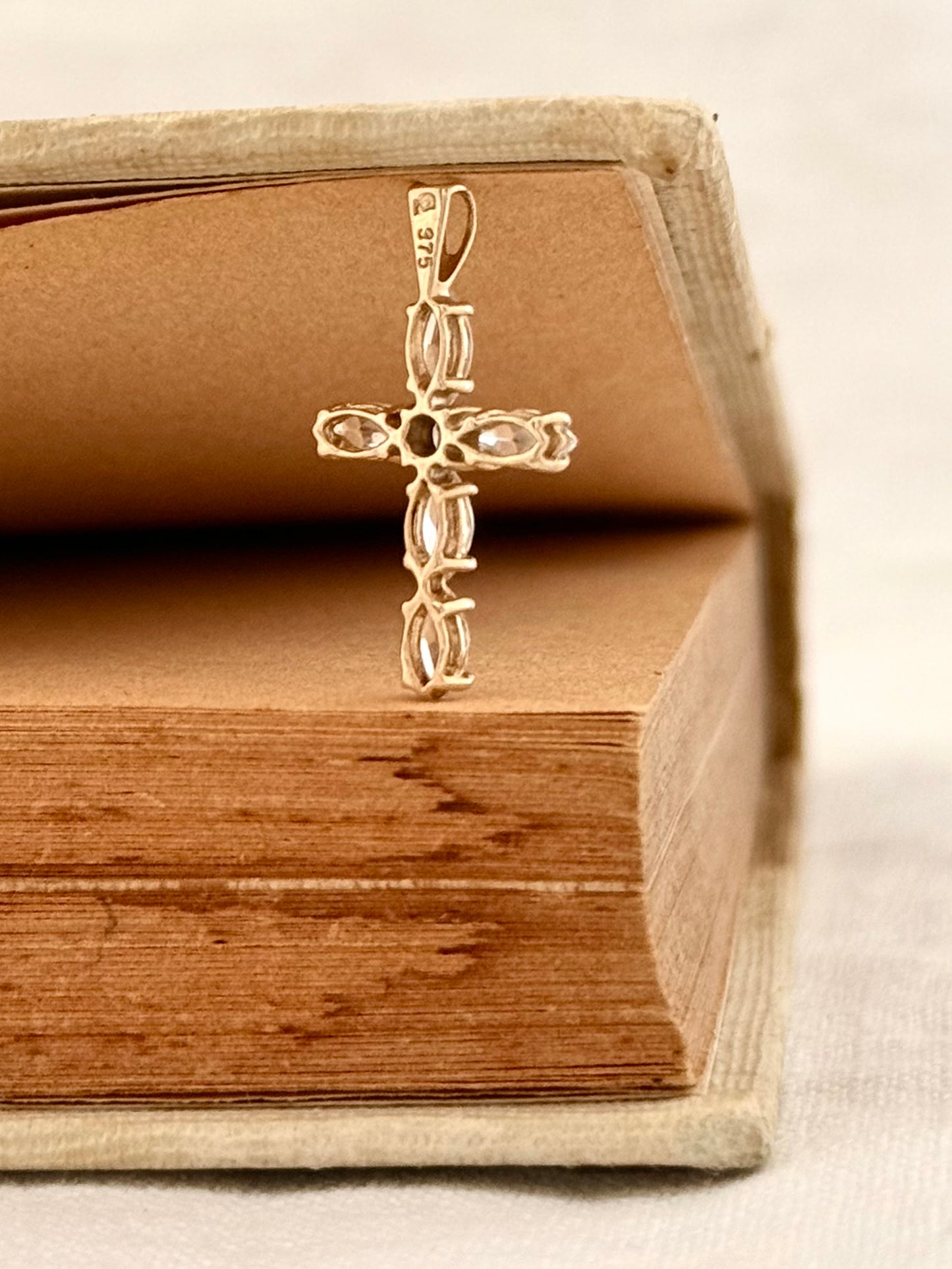 .375. .9ct luxury Cross faith token clear gemstone pendant