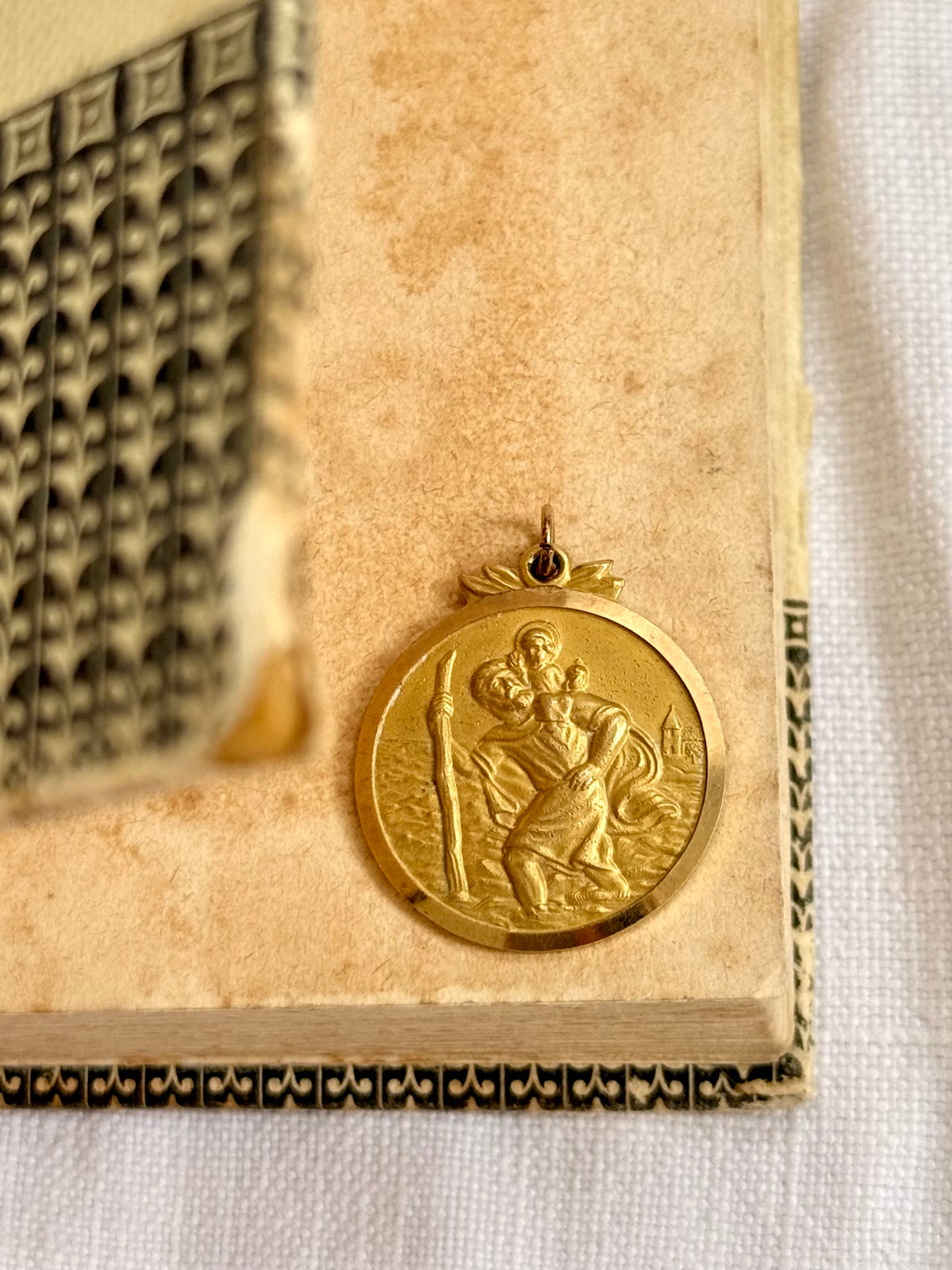 .1972 .9ct perfect Saint Christopher solid yellow gold good luck faith token medallion pendant