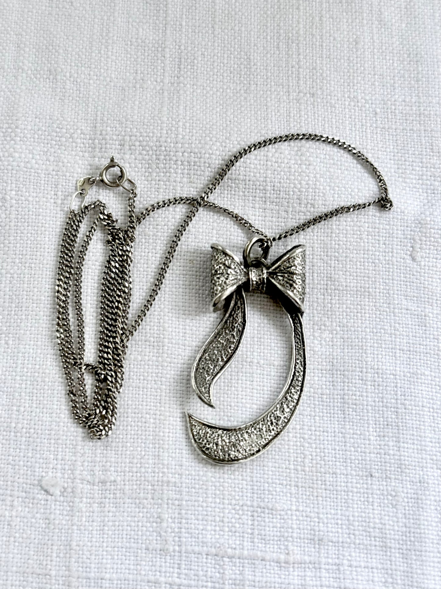 .1950s .47cm long .925 Bow Ribbon romantic Italian made sterling silver pendant on 47cm silver chain