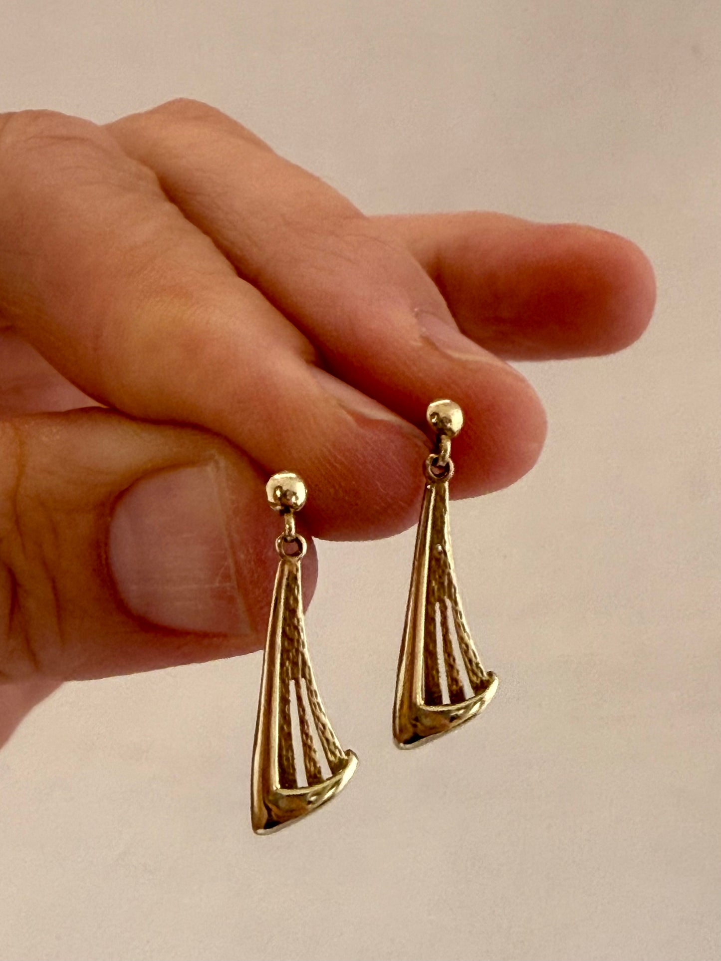 .1970s 1980s .375 fancy fan drop 9ct yellow gold swing post stud dangle earrings