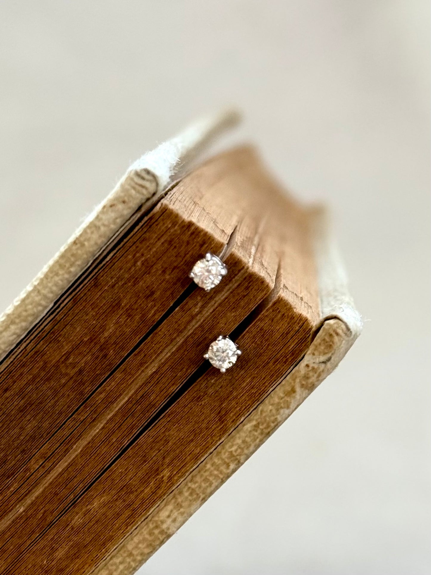 .0.2ct .375 .9ct white gold diamond solitaire classic luxury post stud earrings
