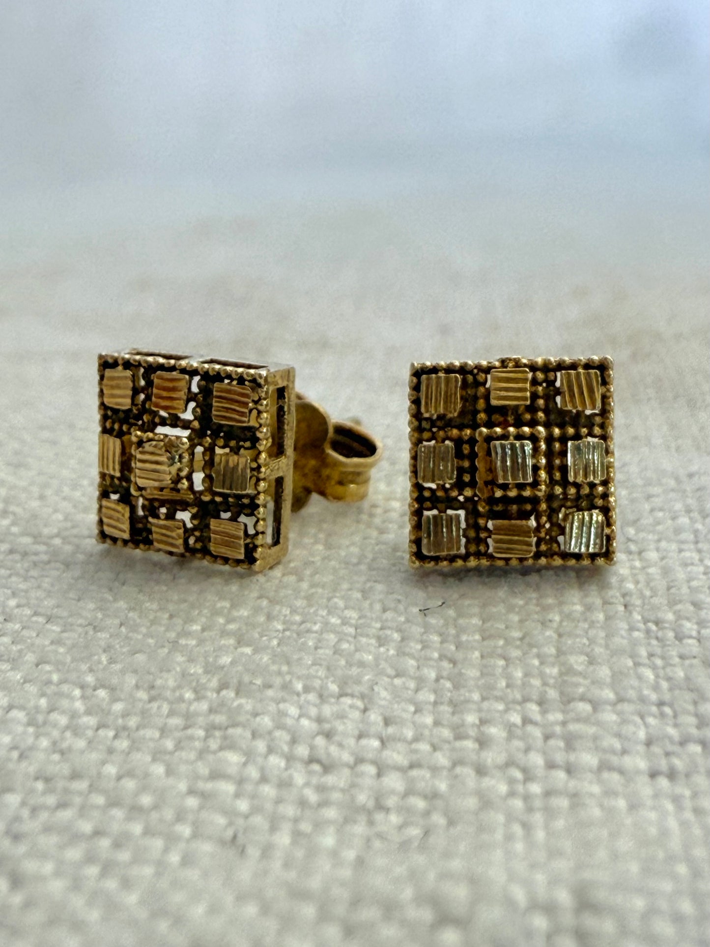 .1970s .375 .9ct Brutalist modernist buttery gold square geometric shape post stud earrings