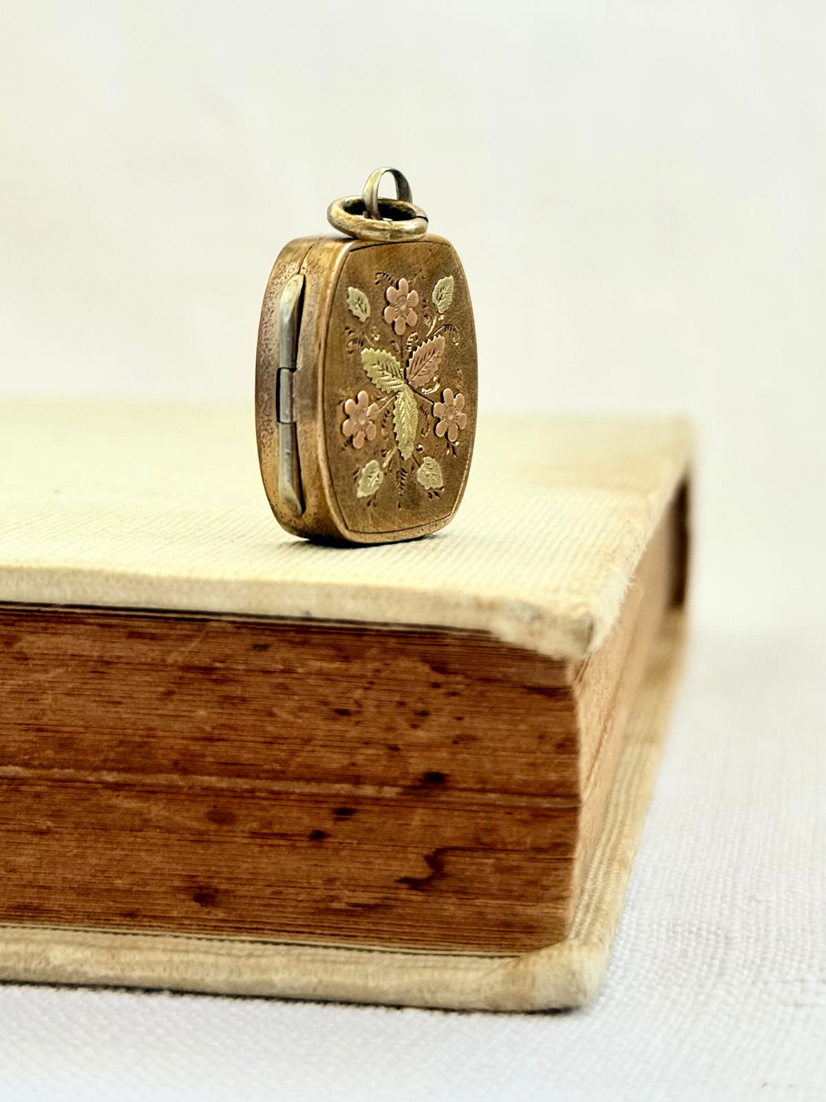 .18ct .1900s antique Belle Epoque French gold fine hand pierced Yellow Green Red Gold flower decal overlay locket pendant