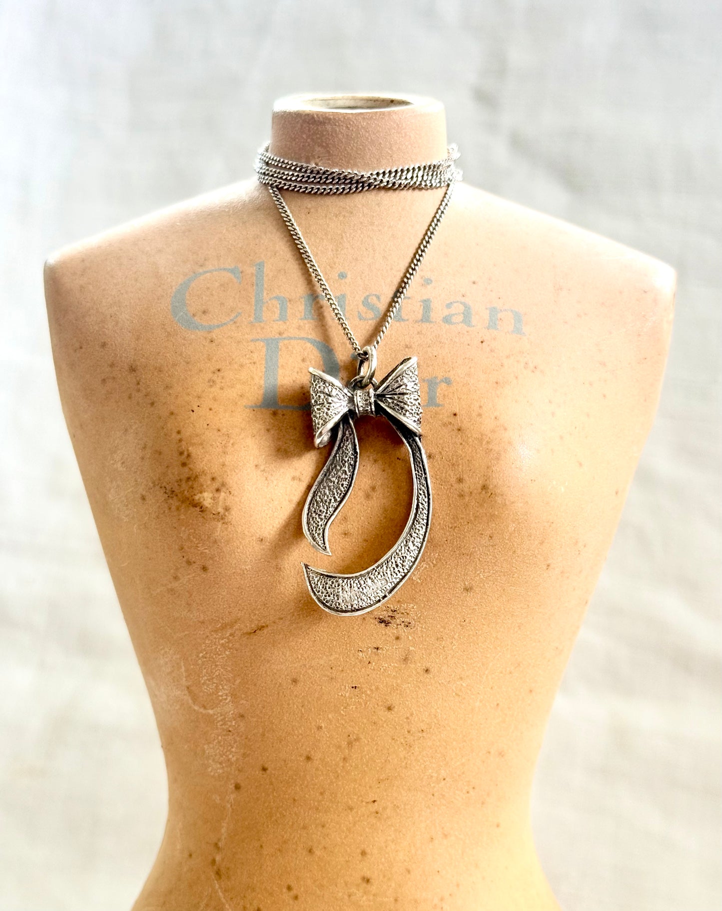 .1950s .47cm long .925 Bow Ribbon romantic Italian made sterling silver pendant on 47cm silver chain