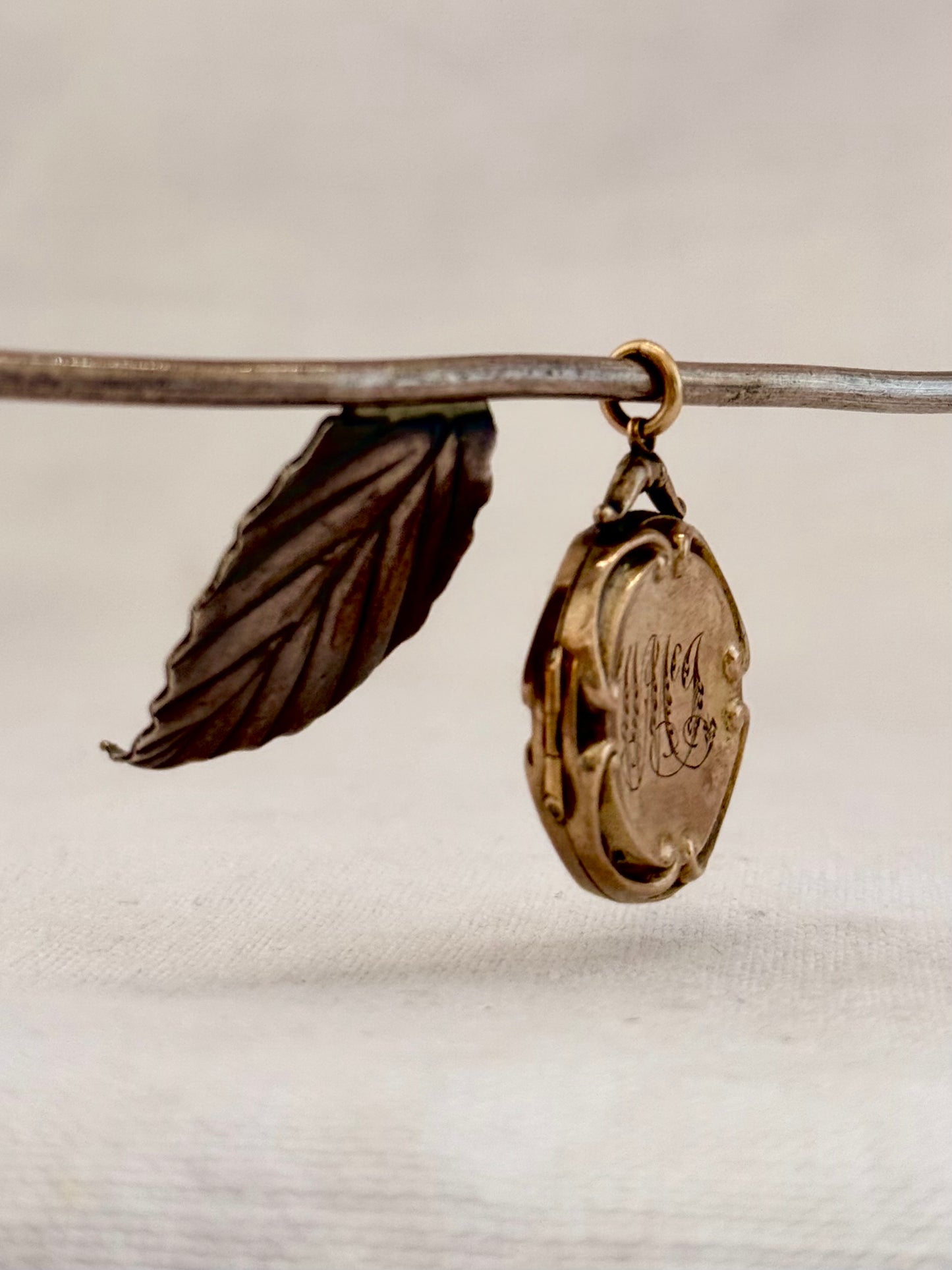 .1900s .375 9ct antique gold Edwardian fancy frame engraved gold photo locket pendant