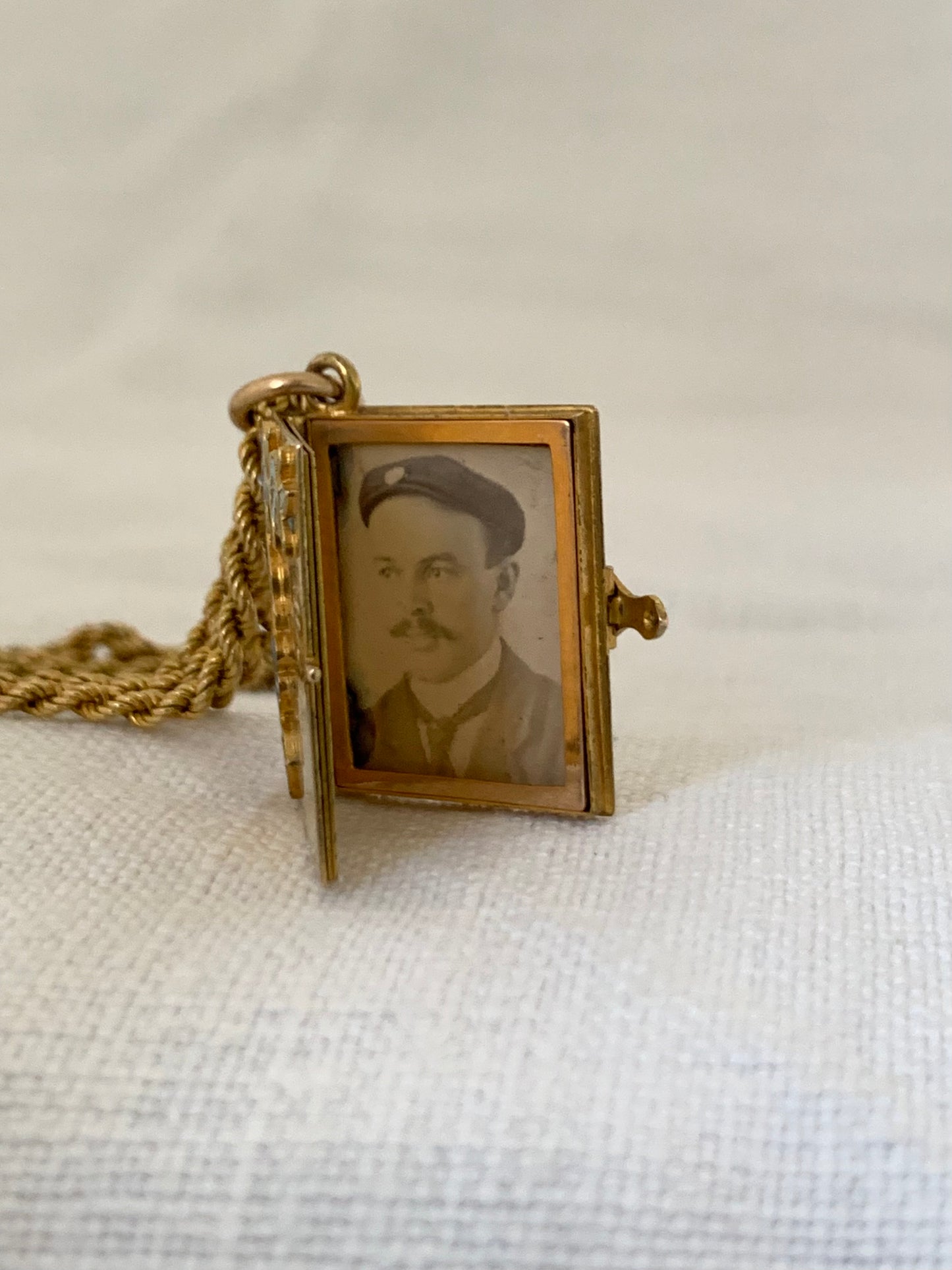 .14ct .585ct 1880s 1900s antique rare solid 14ct gold Diamond and enamel rare Forget me Not flowers French Souvenir Diamond book photo locket sentiment booklet pendant