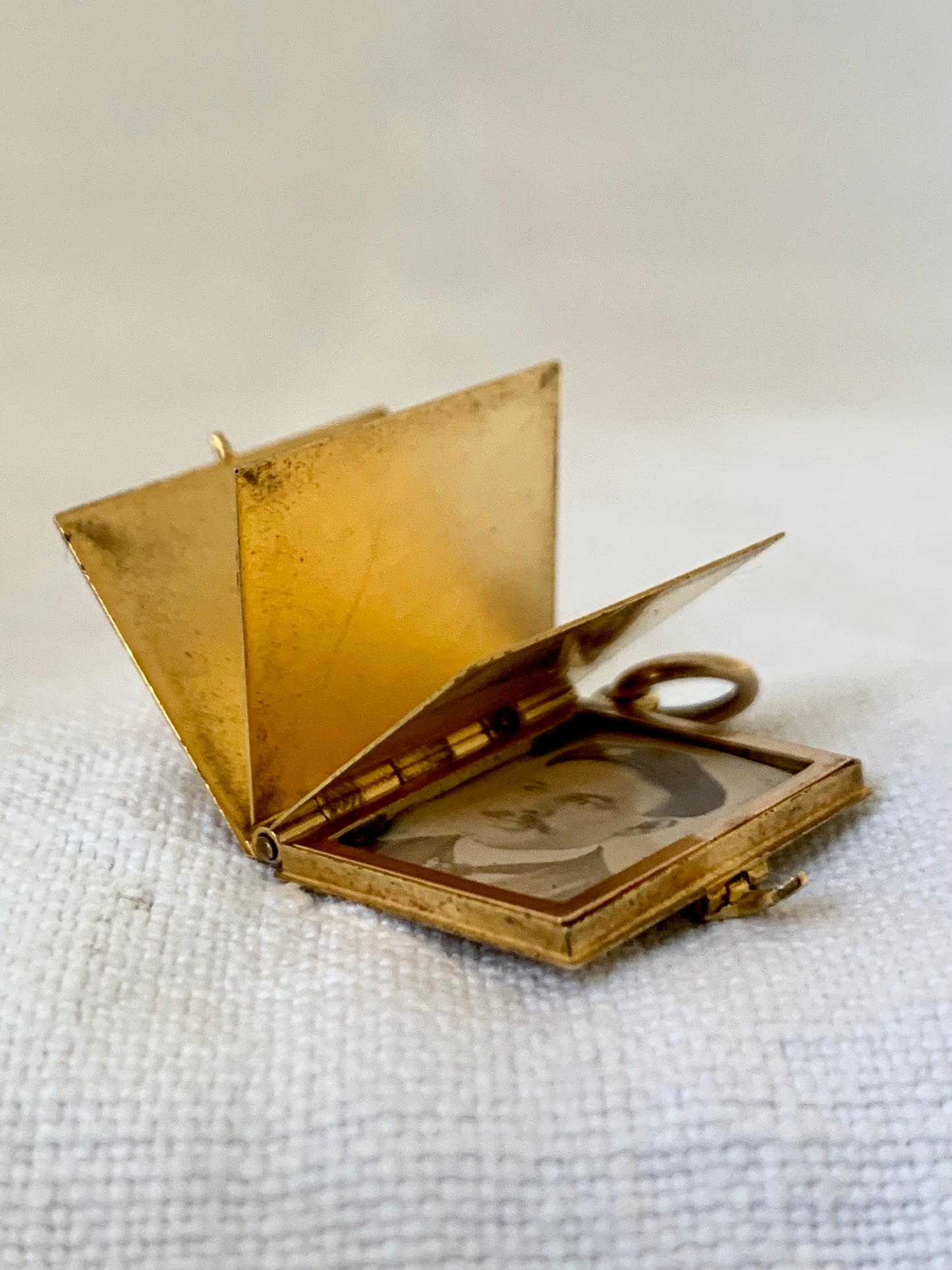 .14ct .585ct 1880s 1900s antique rare solid 14ct gold Diamond and enamel rare Forget me Not flowers French Souvenir Diamond book photo locket sentiment booklet pendant