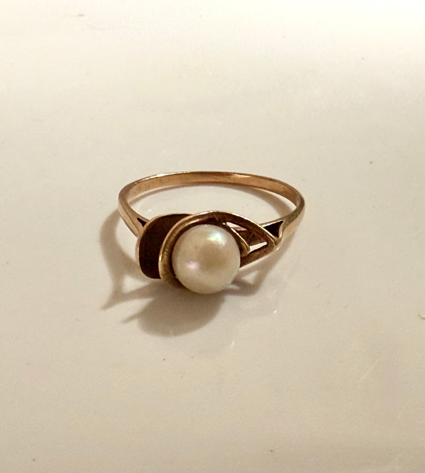 .1970s .375 .9ct Akoya white pearl Architectural free form yellow gold pearl cocktail ring dress ring