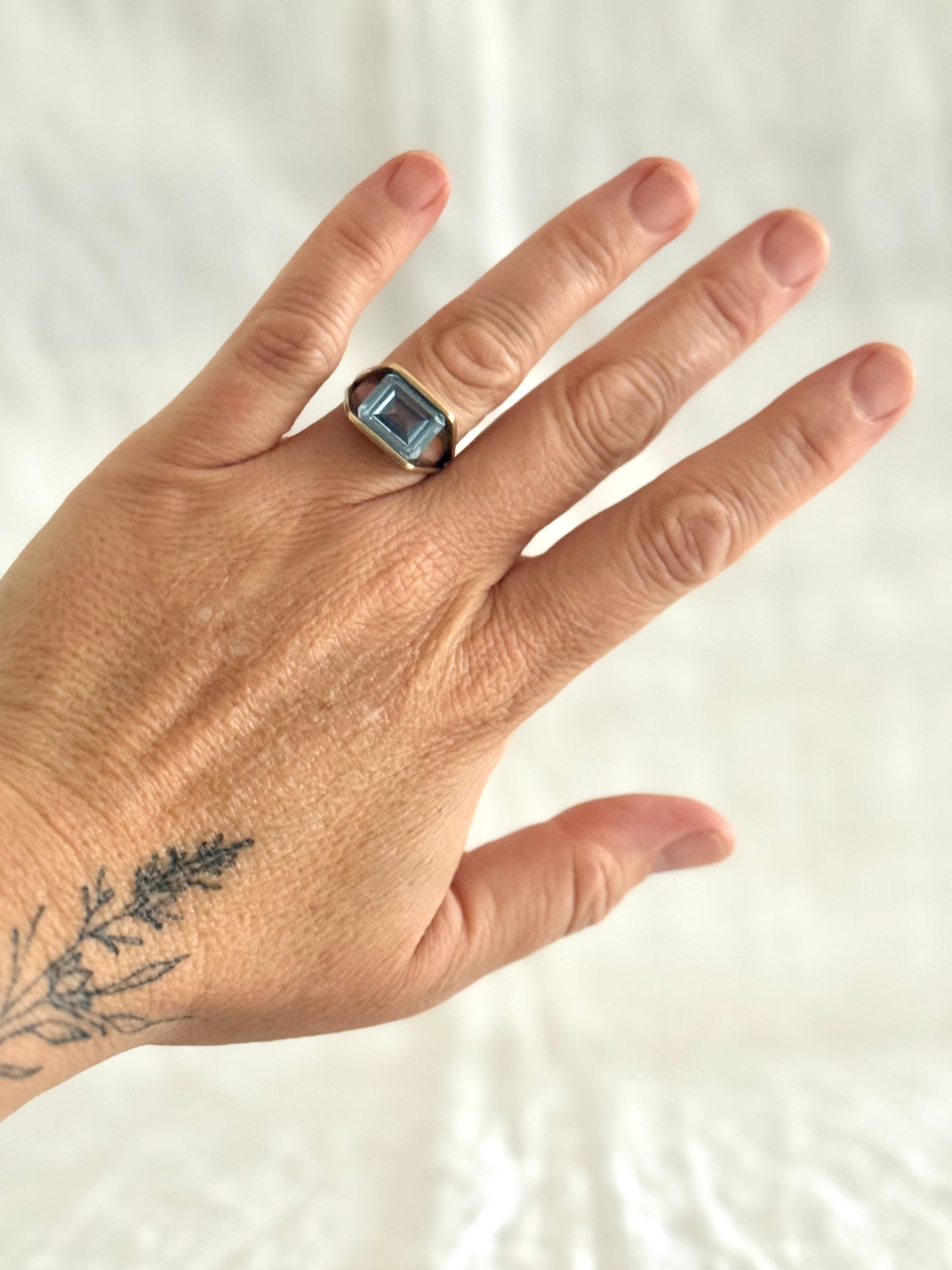 .1960s .1970s .375 .9ct gold blue stone cocktail modernist dress ring