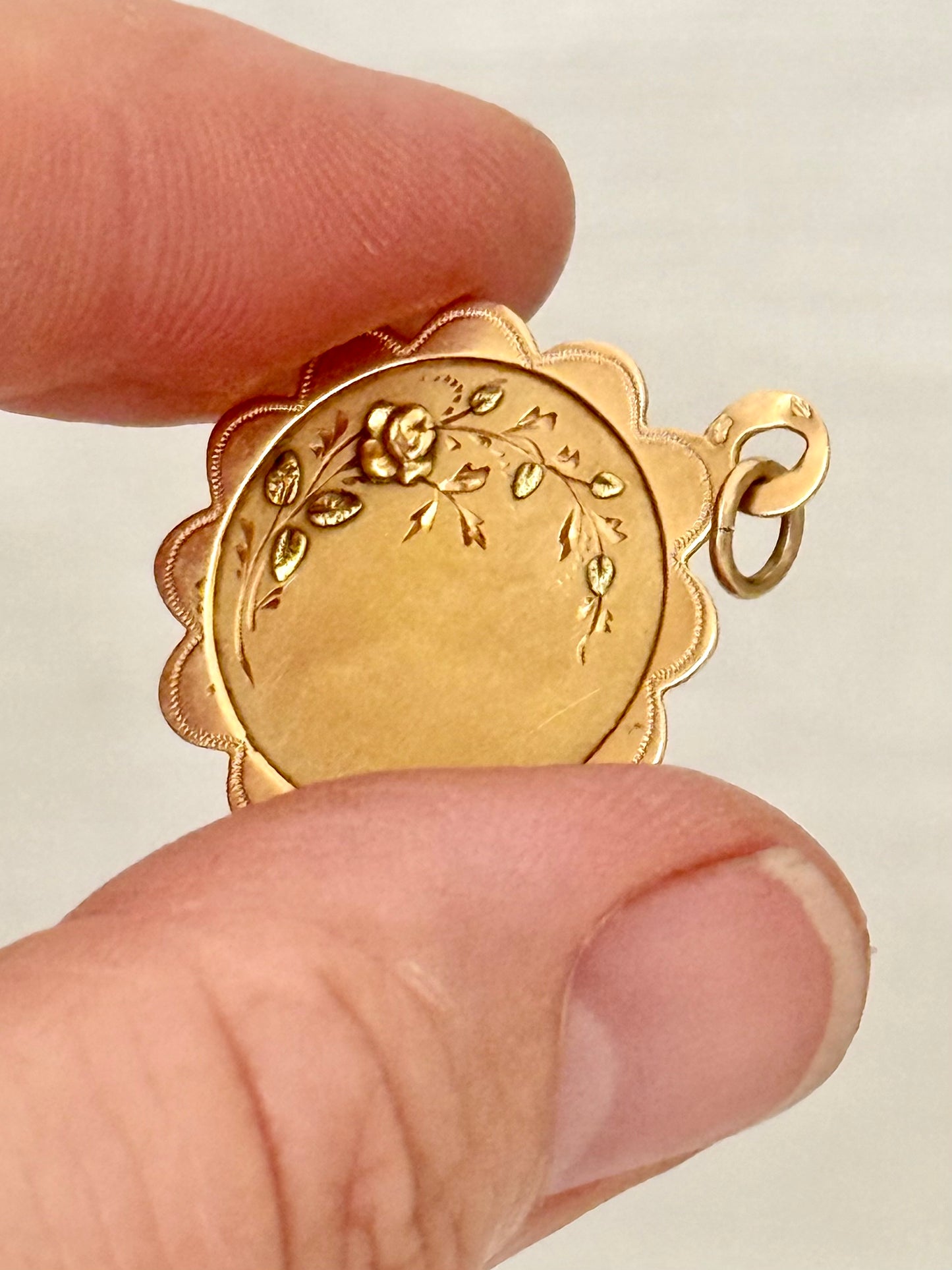 .18ct .1900s antique French Eagle head 18ct yellow gold green gold romantic scallop border Rose decal pendant