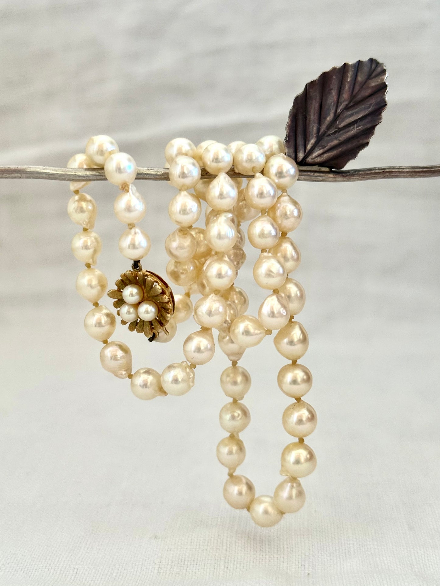 .1950s .375 .9ct heirloom gold clasp and luscious pearlescent pearl string necklace