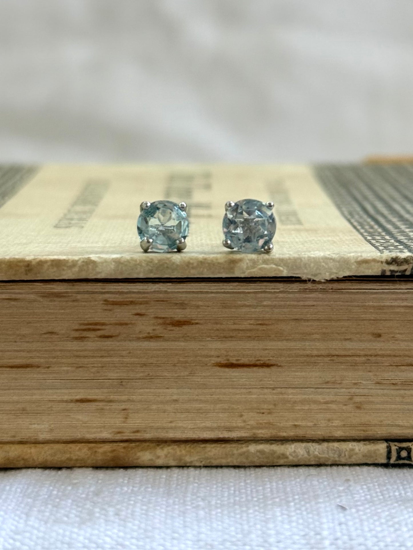 .4 claw .6mm blue Topaz .925 sterling silver stud earrings