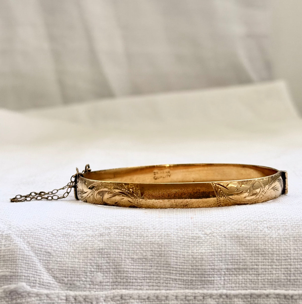 .1970s .1980s .375 .9ct gold classic luxury metal core leaf scroll engraved 9ct gold clasp bangle