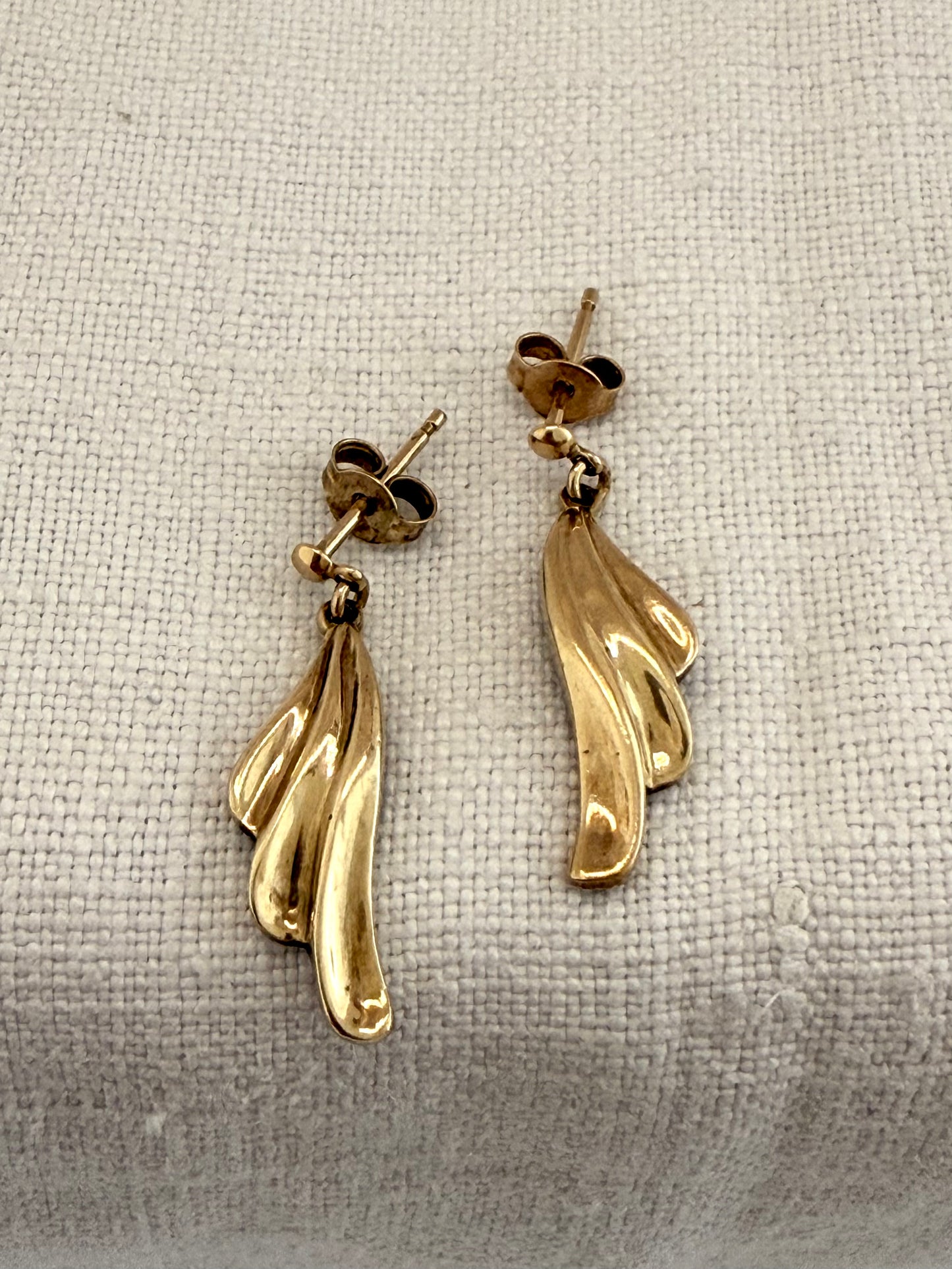 .1980s .375 wing drop solid 9ct gold swinging post stud dangle earrings