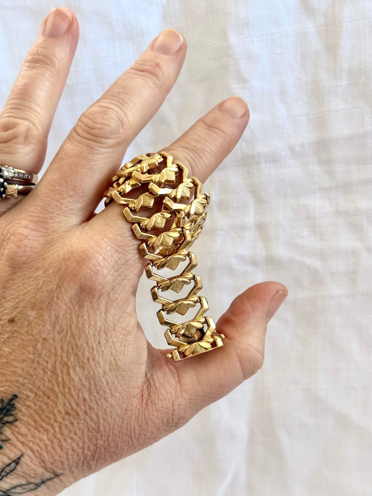 .18ct .750 Polish high carat gold geometric floral form Lotus form segment link luxury gold bracelet