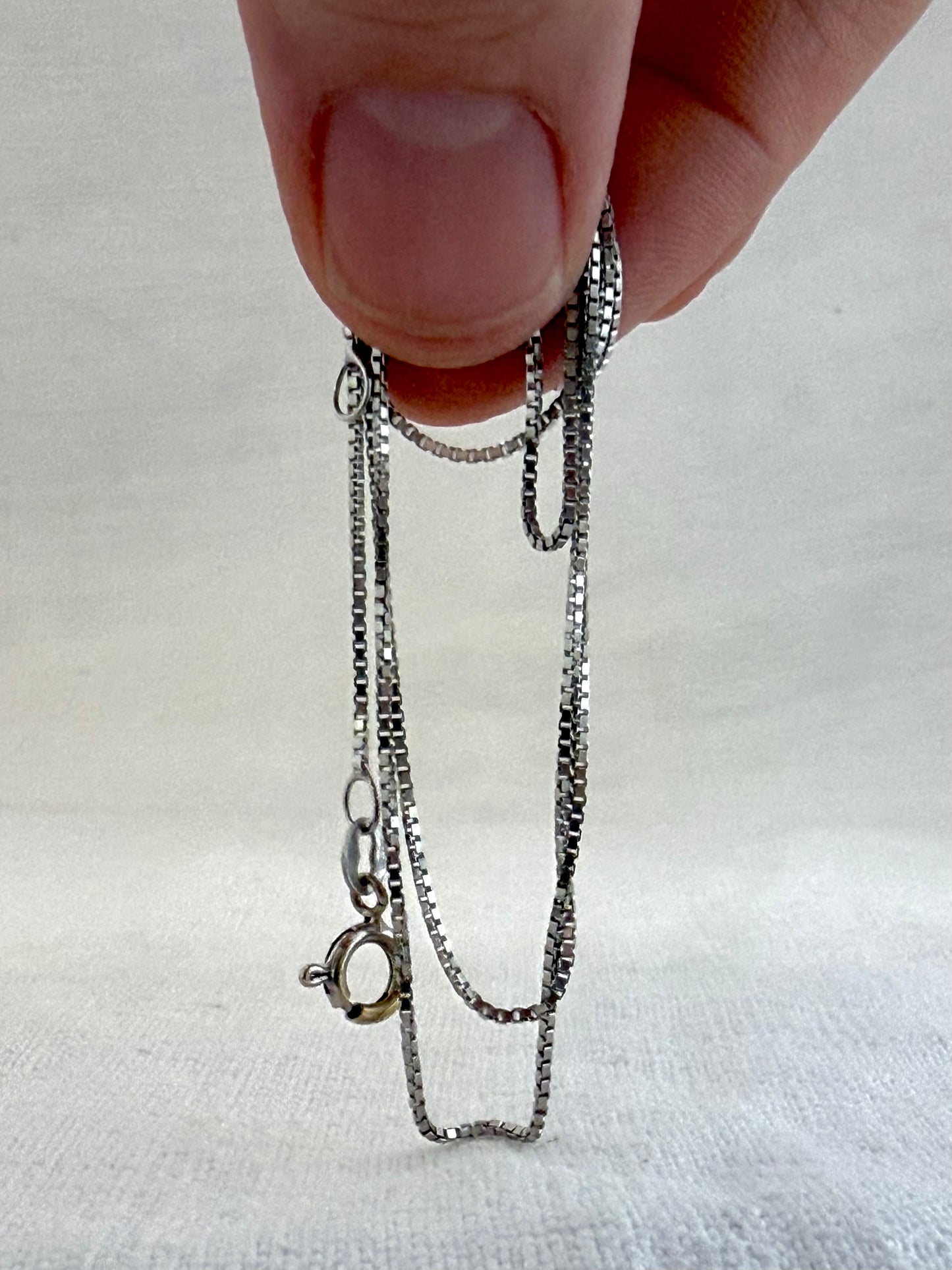 .1970s 375 9ct white gold modernist luxury box chain necklace