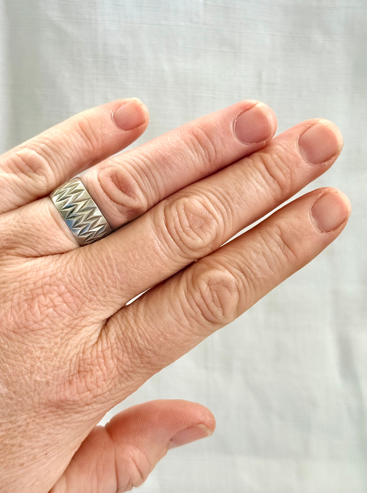 .1970s .925 Edwardian revival zigzag wide decorative engraved geometric etched sterling silver Cigar Band Ring