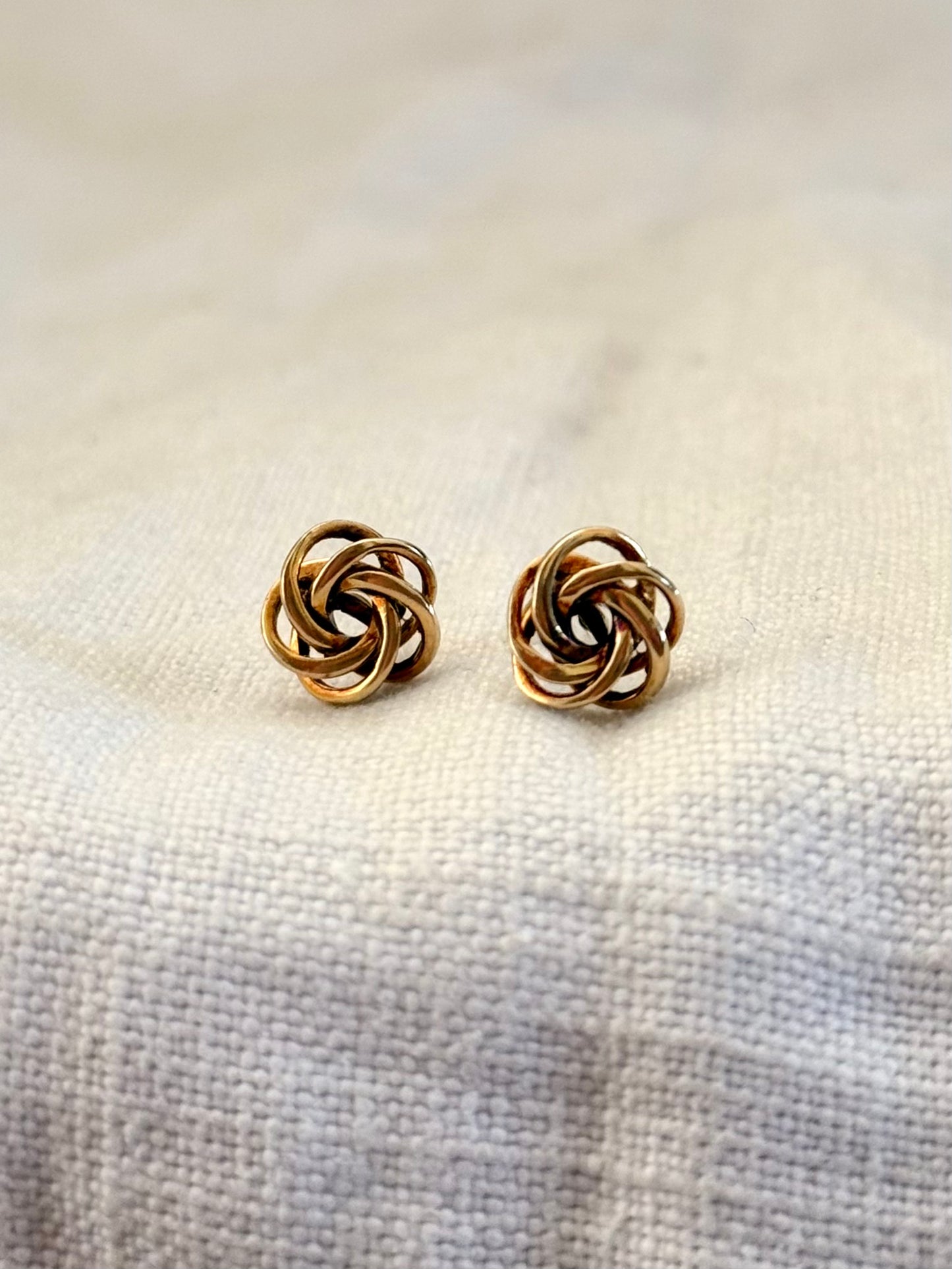 .375 .9ct gold lover’s knot luxury gold post stud earrings