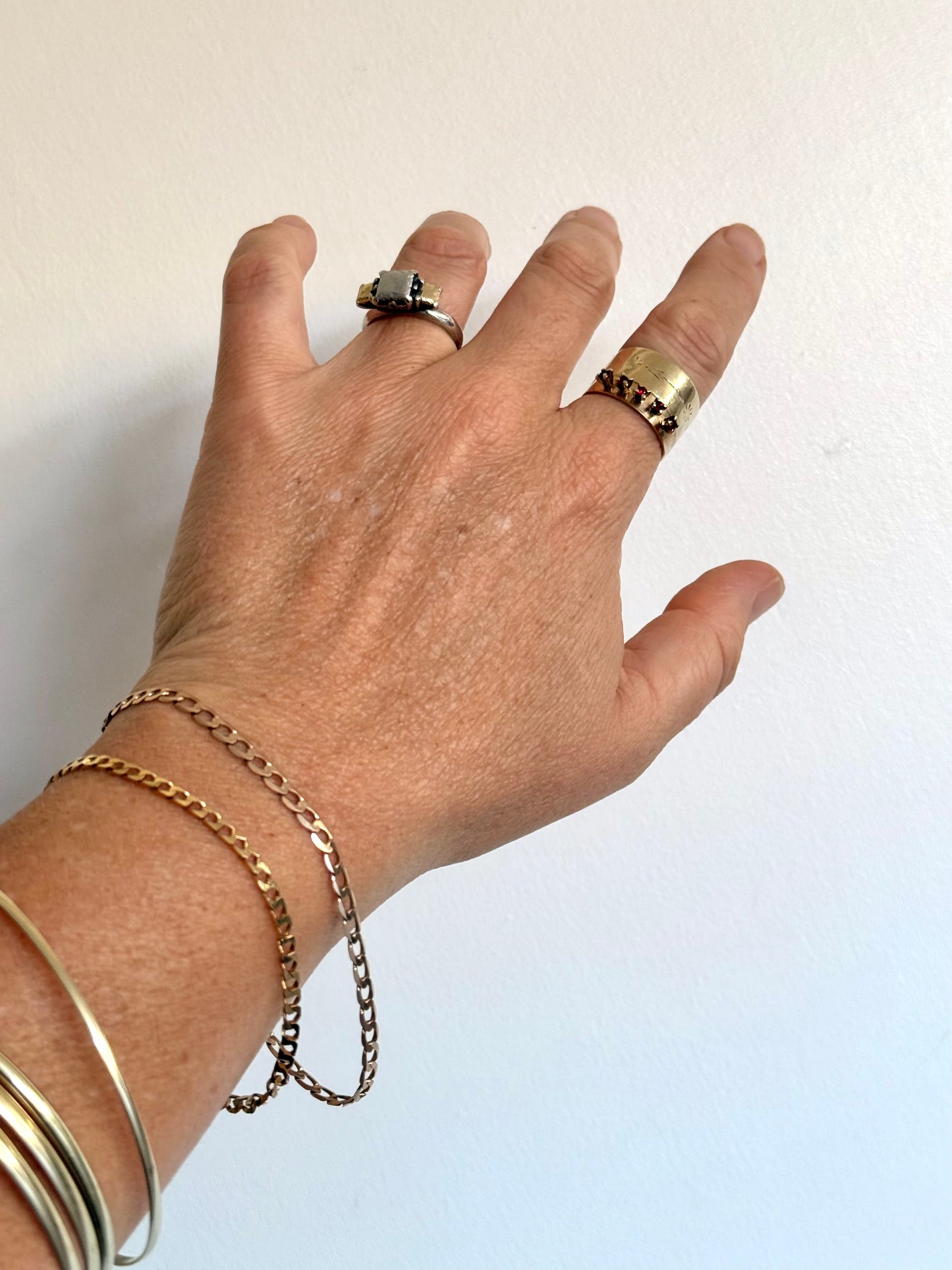 .1990s .375 9ct gold buttery coloured classic rich luxury gold modernist flat curb chain bracelet