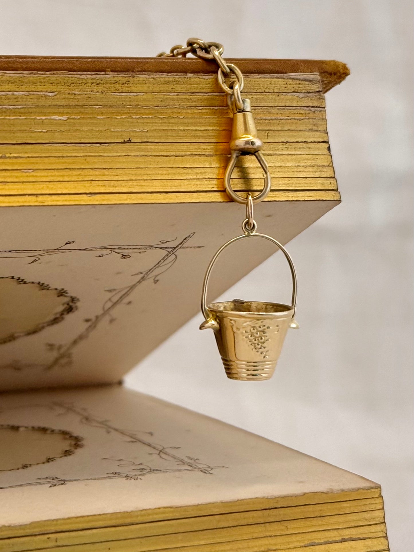 .14ct 1960s high carat yellow gold Grape bucket solid gold retro perfect luxury wine bucket charm pendant