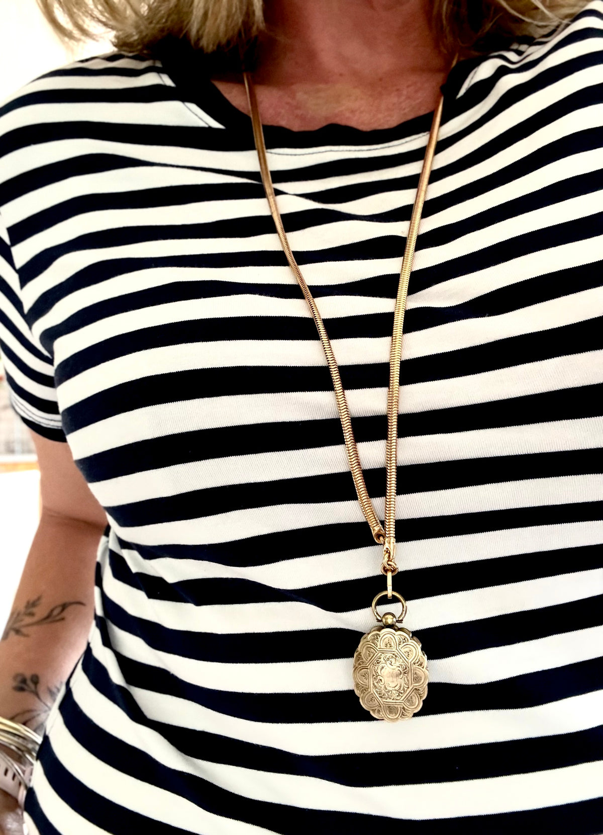 .1860s .1880s antique .375 .9ct gold Aesthetic Victorian era exquisite scallop form double sided front and back gold memento locket