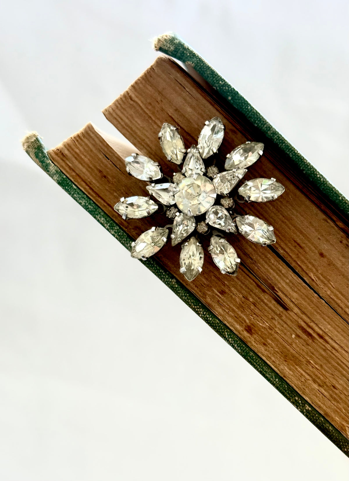 .1940s .1950s Celestial star clear flower crystal paste dress star burst costume brooch pin