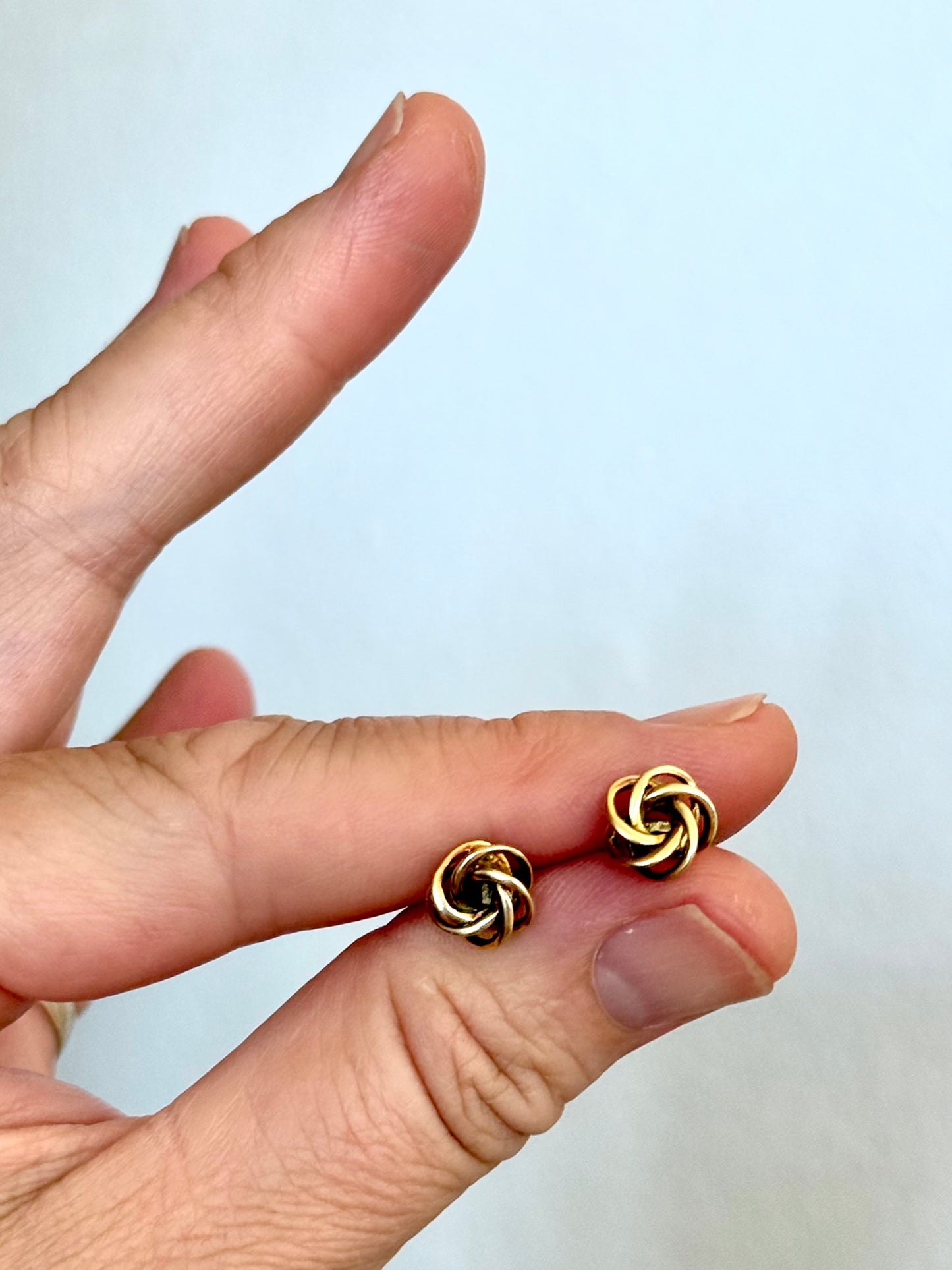 .375 .9ct gold lover’s knot luxury gold post stud earrings