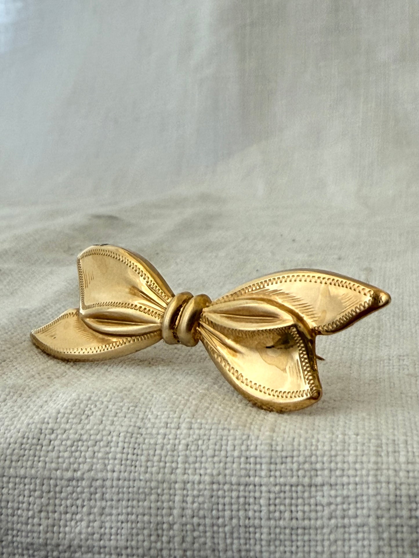 .1950s .375 .9ct beautiful bow brooch solid 9ct gold hallmarked circa 1950 South African Ribbon bow brooch