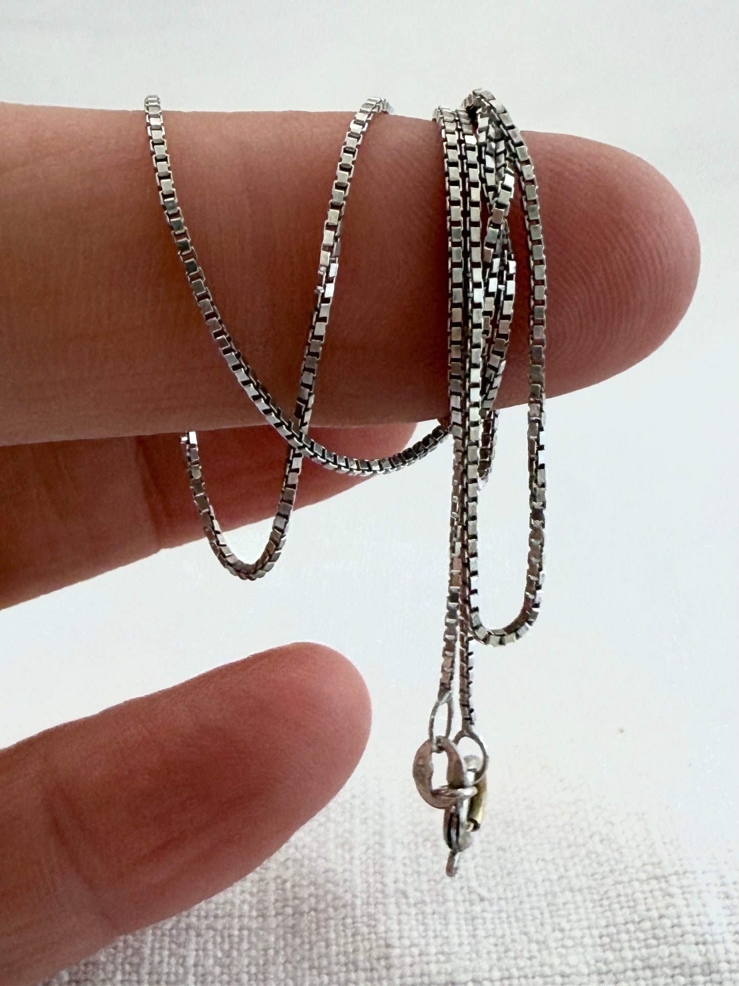 .1970s 375 9ct white gold modernist luxury box chain necklace