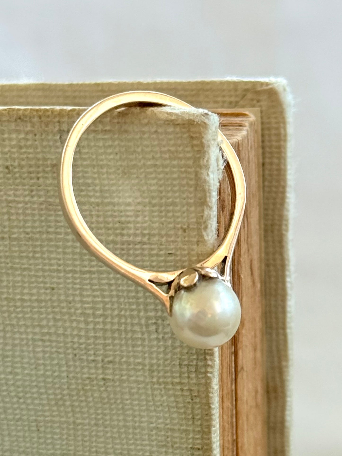 1960s .1970s .375 .9ct solitaire pearl romantic heart setting pearlescent champagne pearl yellow gold luxury cocktail dress ring