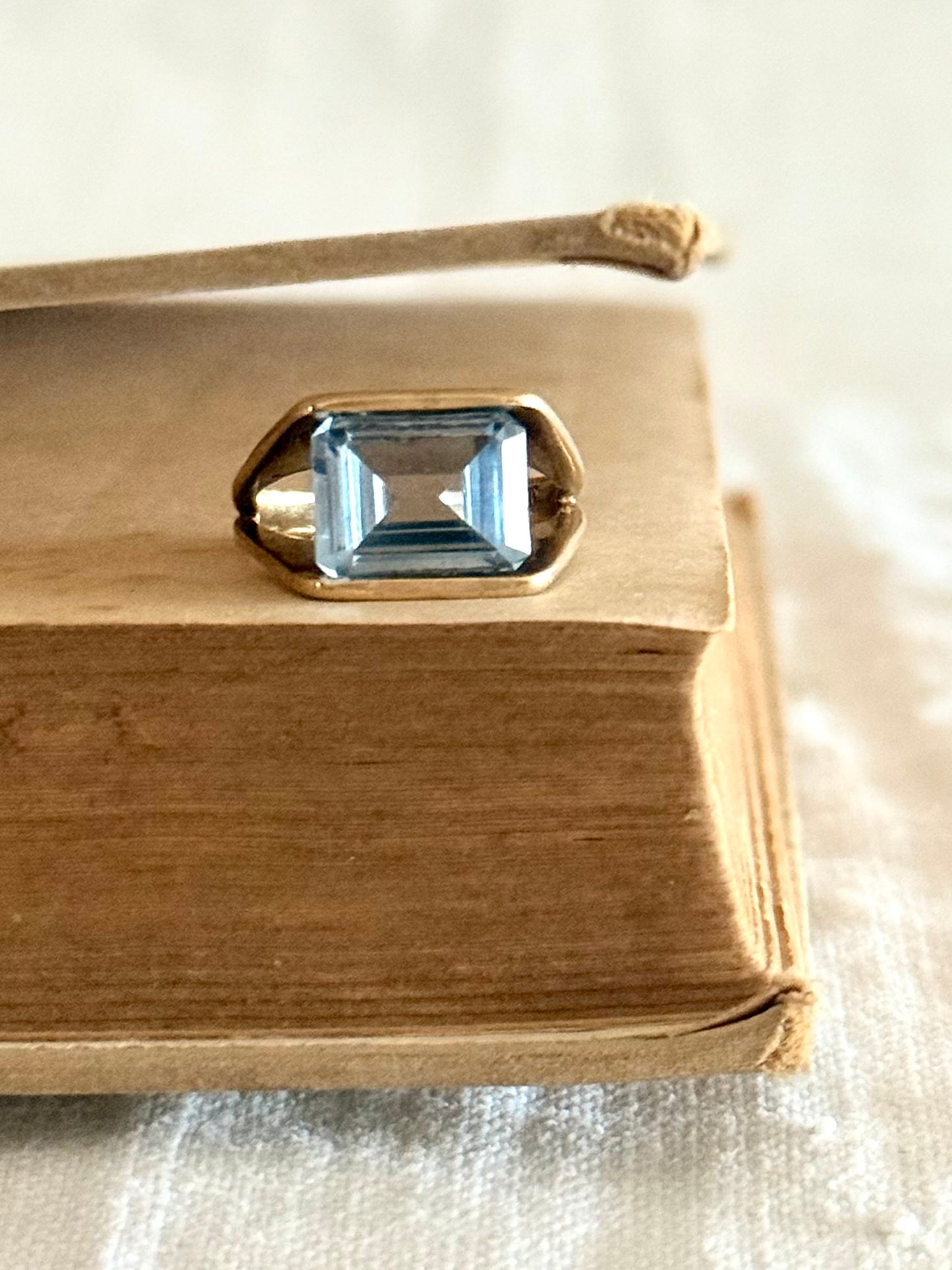 .1960s .1970s .375 .9ct gold blue stone cocktail modernist dress ring