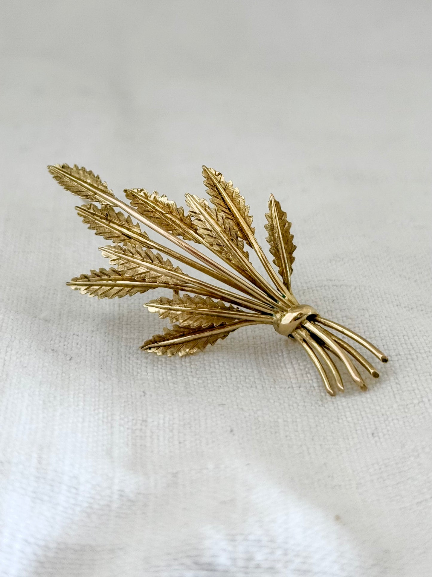 .1950s .375 .9ct yellow gold Grecian Hellenistic luxury gold leaf bouquet brooch Mid Century Modern lapel pin