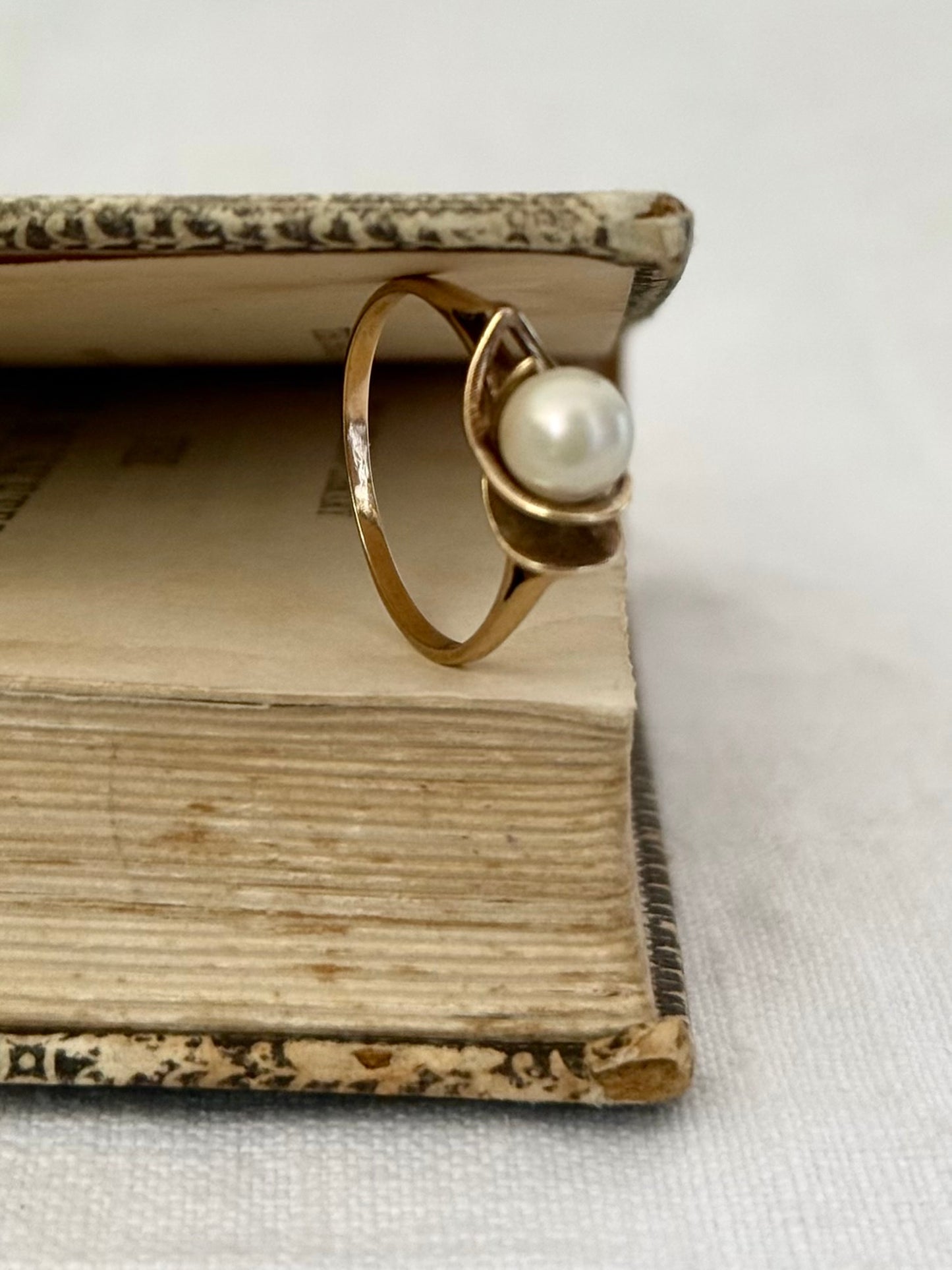 .1970s .375 .9ct Akoya white pearl Architectural free form yellow gold pearl cocktail ring dress ring