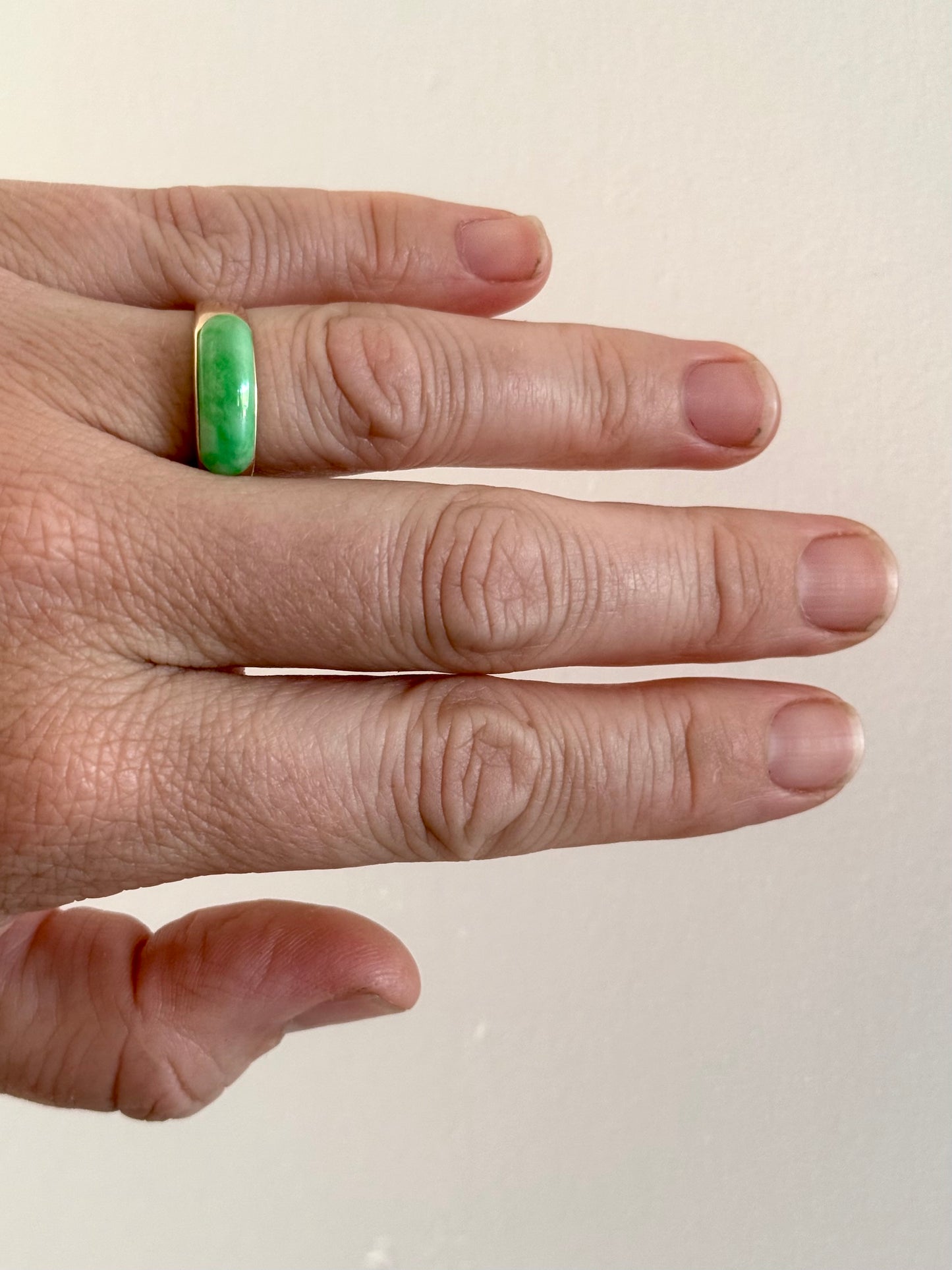 .14k .585 1970s yellow gold and Natural Jade modernist Estate saddle ring