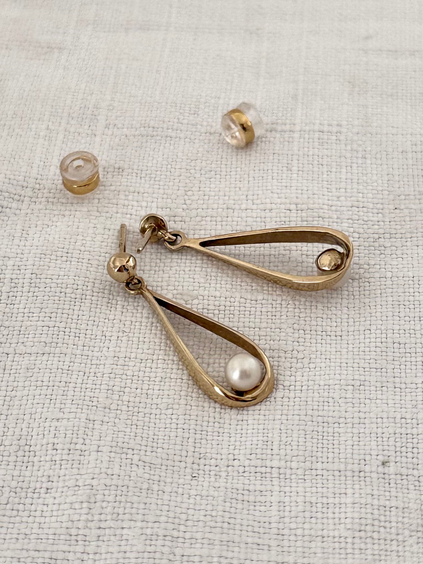 .1950s .375 .9ct luxury teardrop architectural elegant gold and pearl drop dangle post stud push in earrings