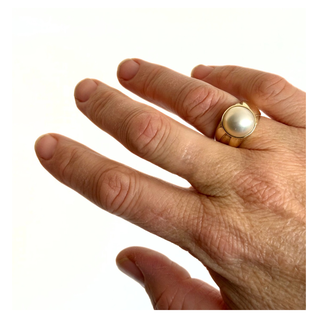 .1980s .375 .9ct gold luminous luxurious and classic Mabe pearl gold architectural dress ring