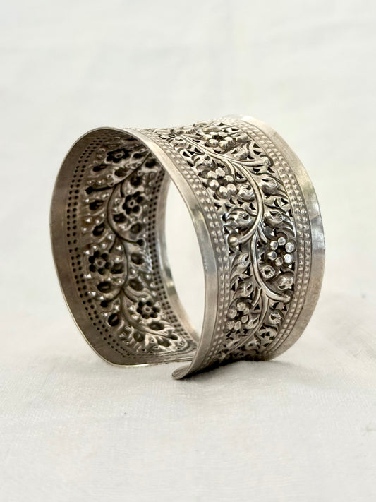 .1990s .925 artisan made solid silver floral embossed repousse wide and glorious flower sterling silver open cuff bangle