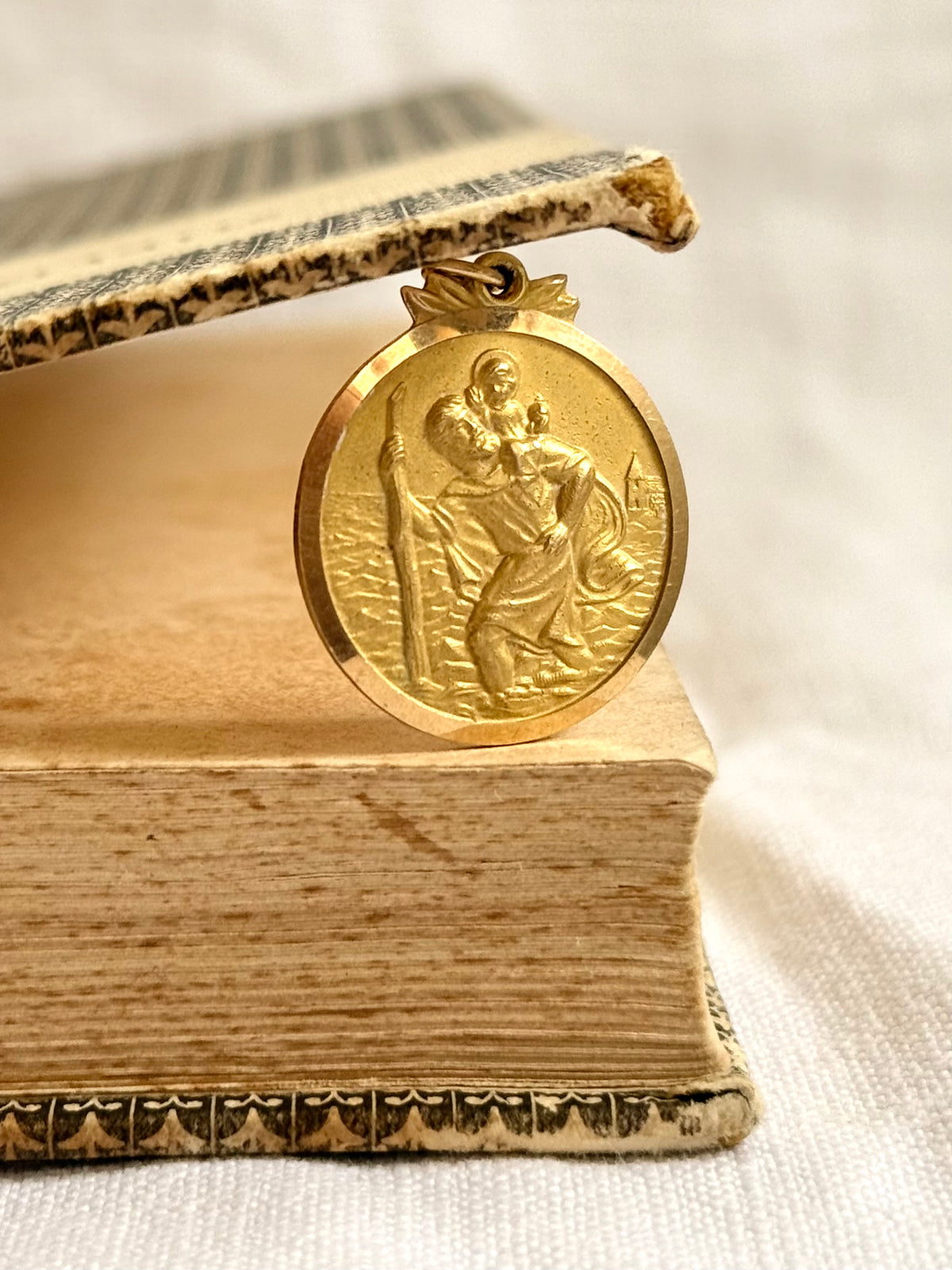 .1972 .9ct perfect Saint Christopher solid yellow gold good luck faith token medallion pendant