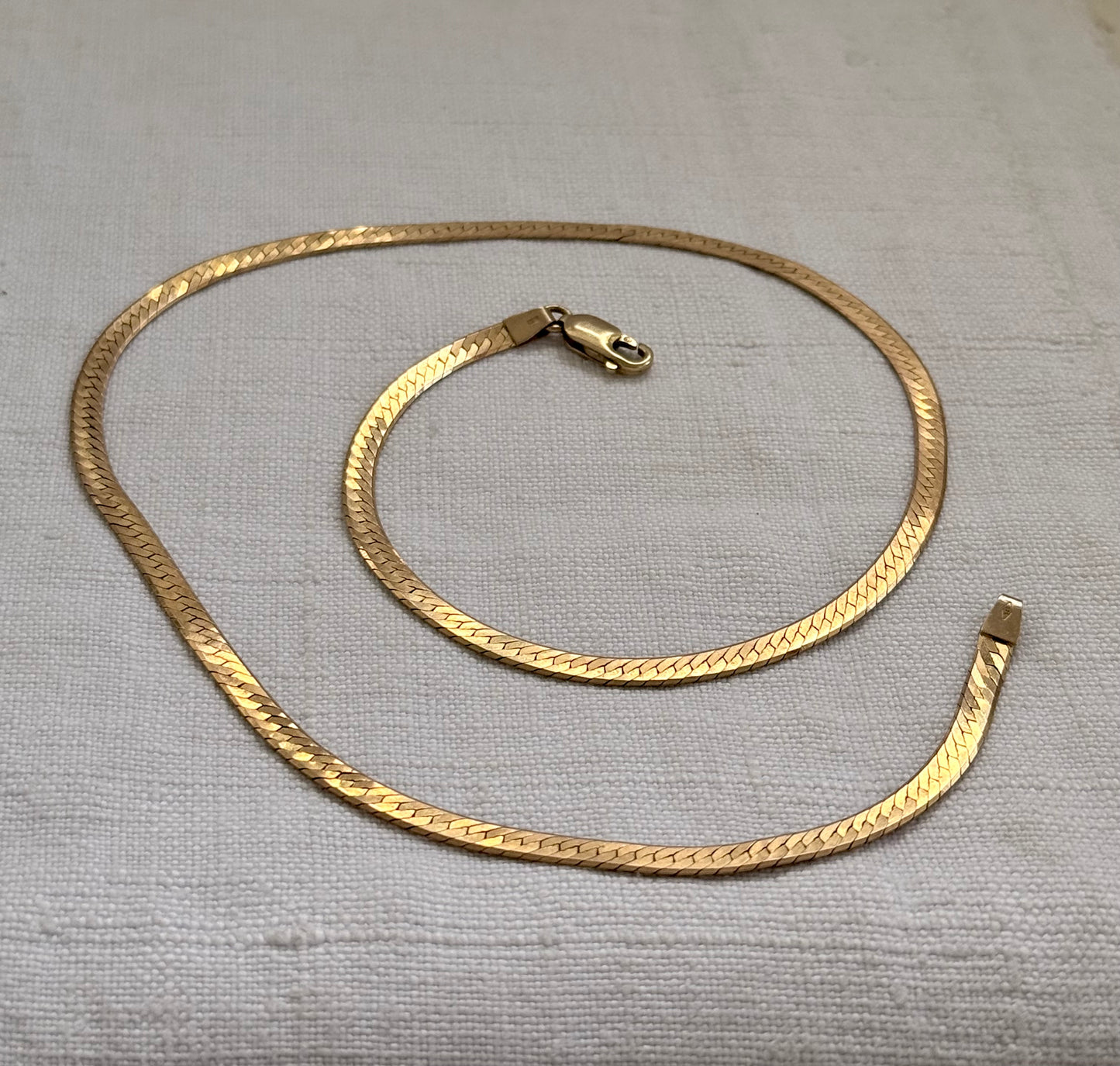 .1970s .1980s .375 .4mm wide .47cm long .9ct gold modernist Italian flat link luxury classic snake chain yellow gold chain necklace